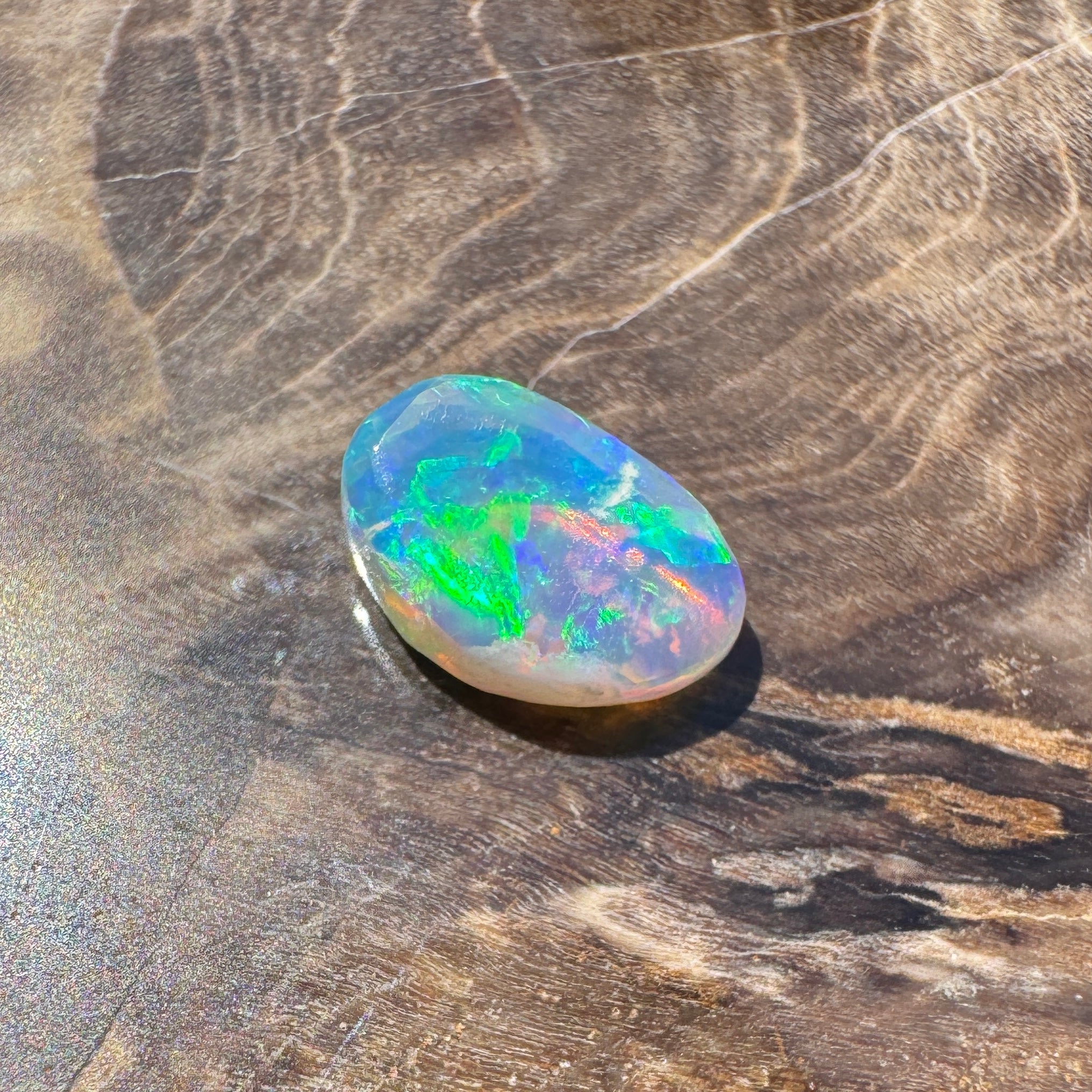 0.9ct Hand - cut Solid Lightning Ridge Opal