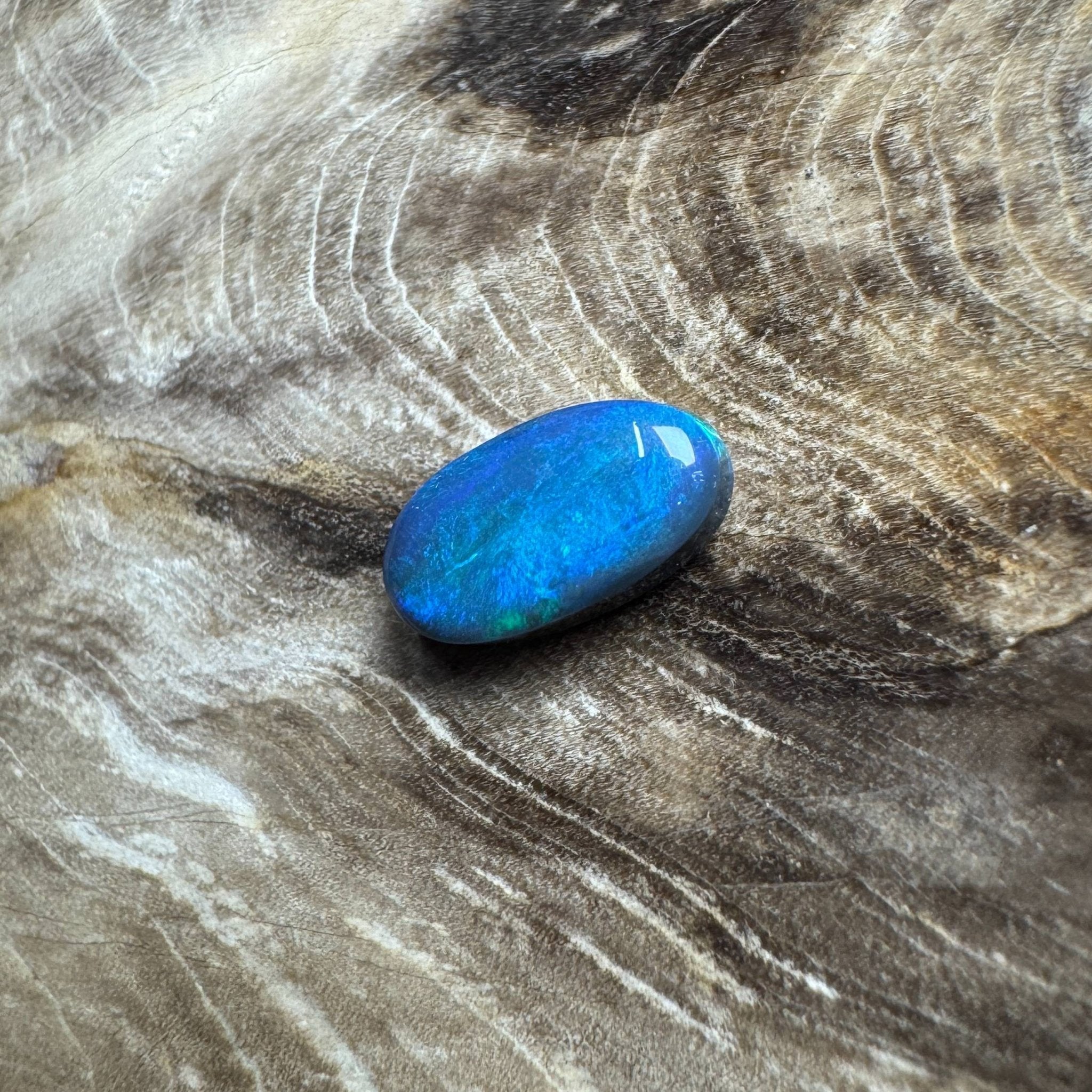 1.4ct Hand - cut Solid Lightning Ridge Black Opal