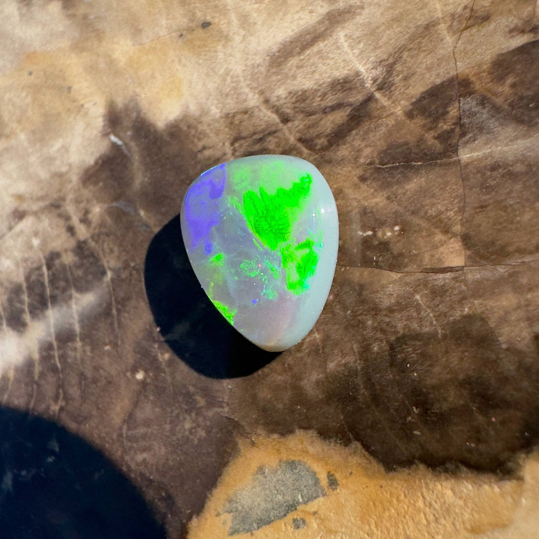 1.8ct Hand - cut Solid Lightning Ridge Semi Black Opal