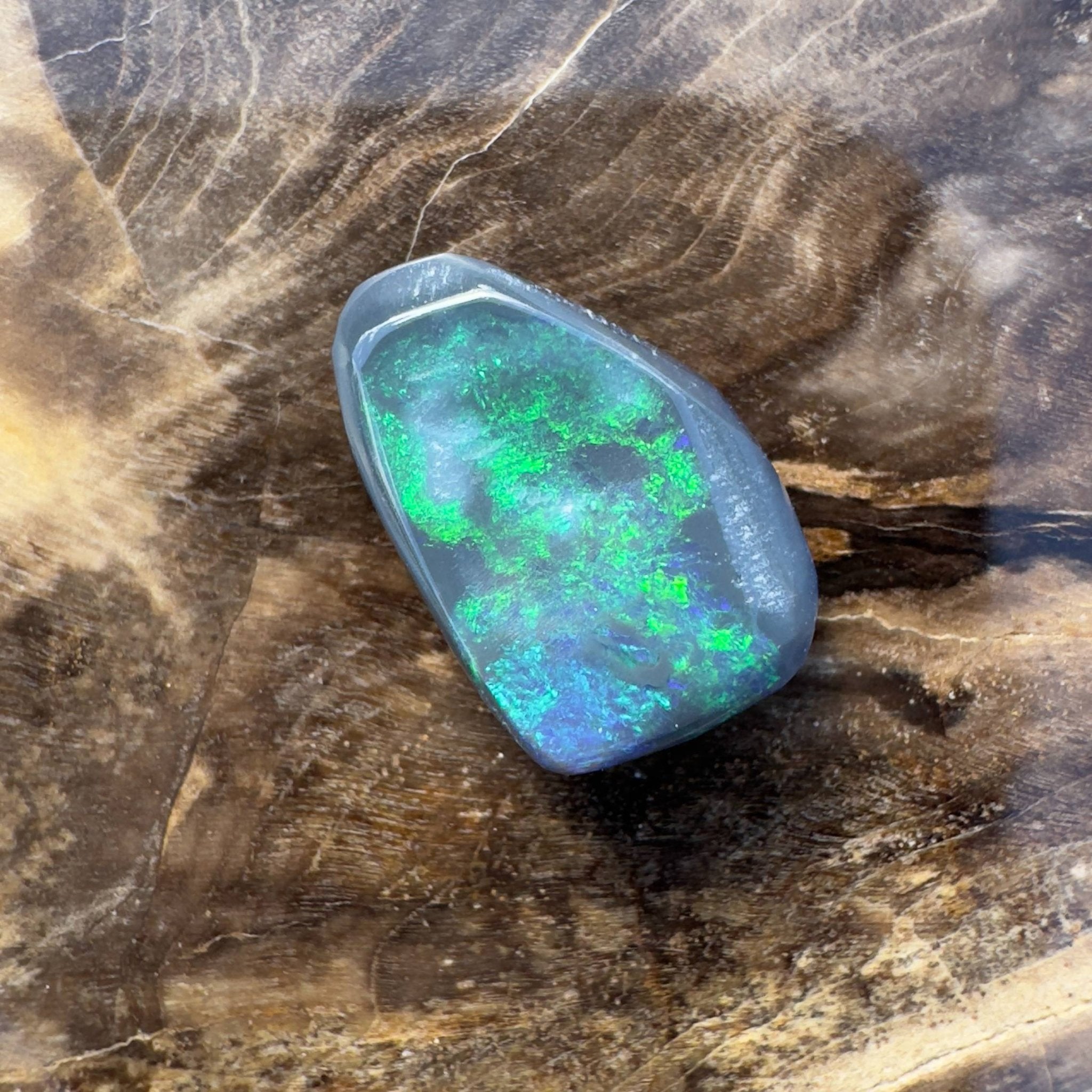 3.9ct Hand - cut Solid Lightning Ridge Black Opal