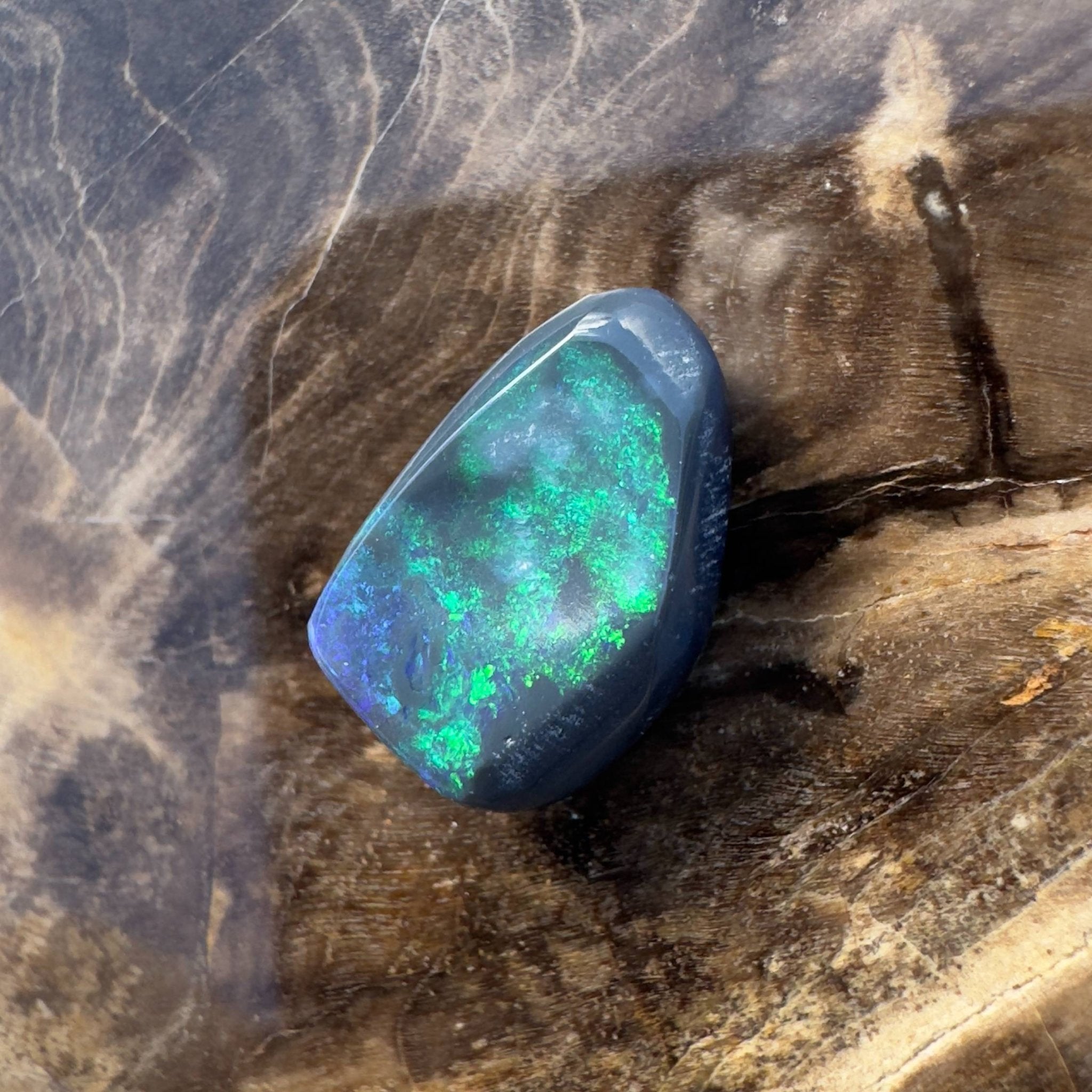 3.9ct Hand - cut Solid Lightning Ridge Black Opal