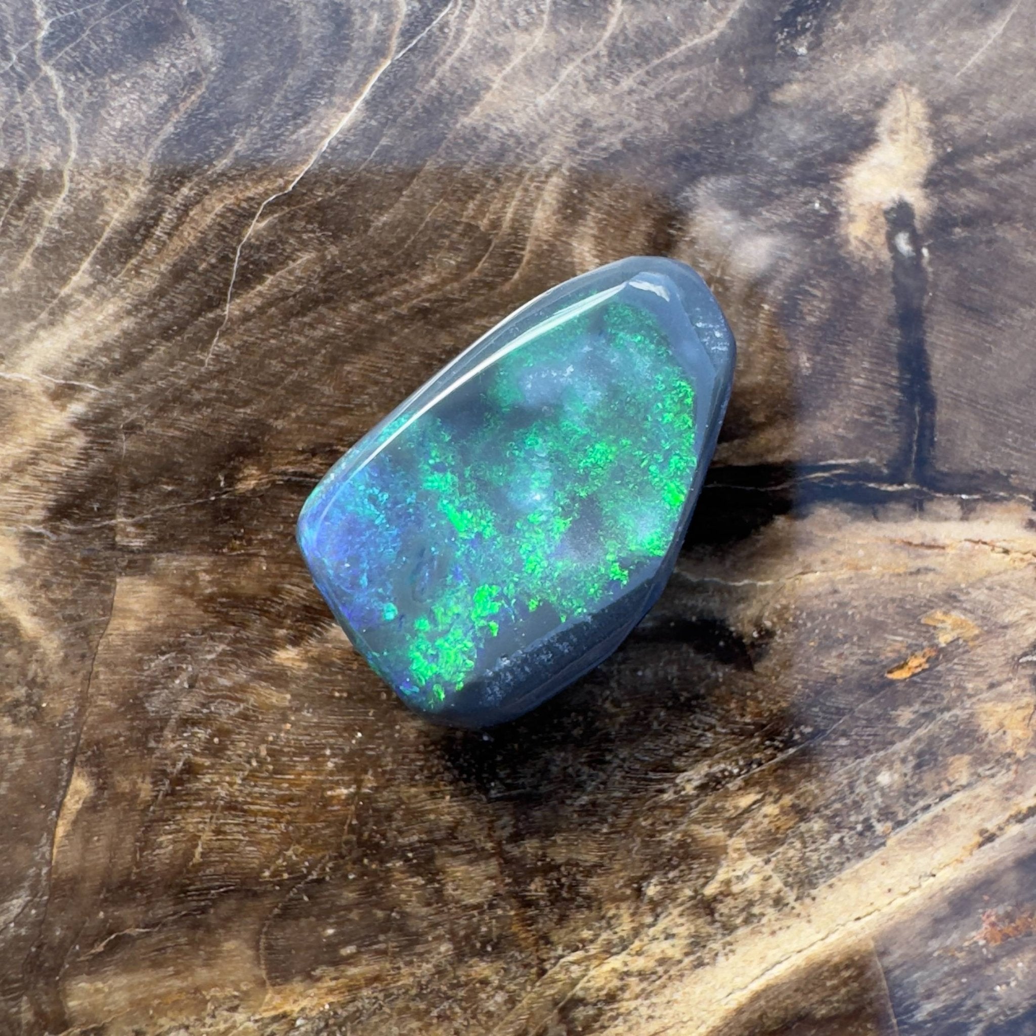 3.9ct Hand - cut Solid Lightning Ridge Black Opal
