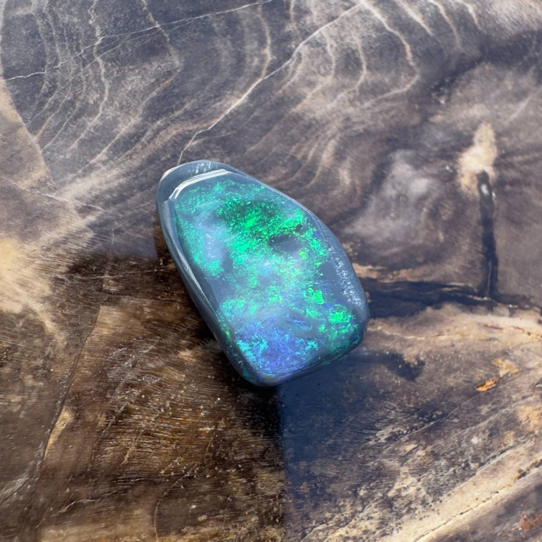 3.9ct Hand - cut Solid Lightning Ridge Black Opal