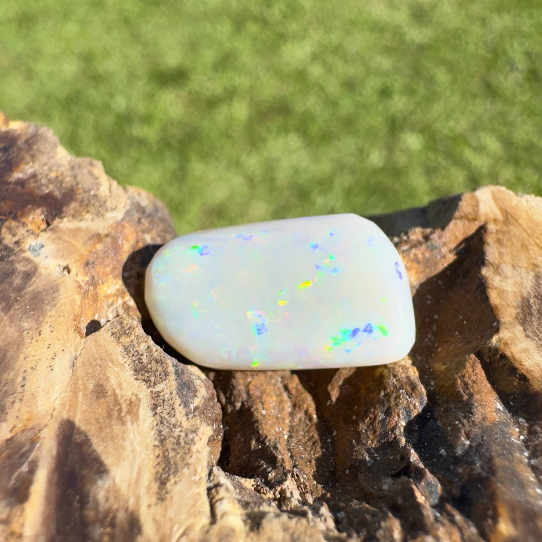 8.9CT Hand - cut Solid Coober Pedy Opal