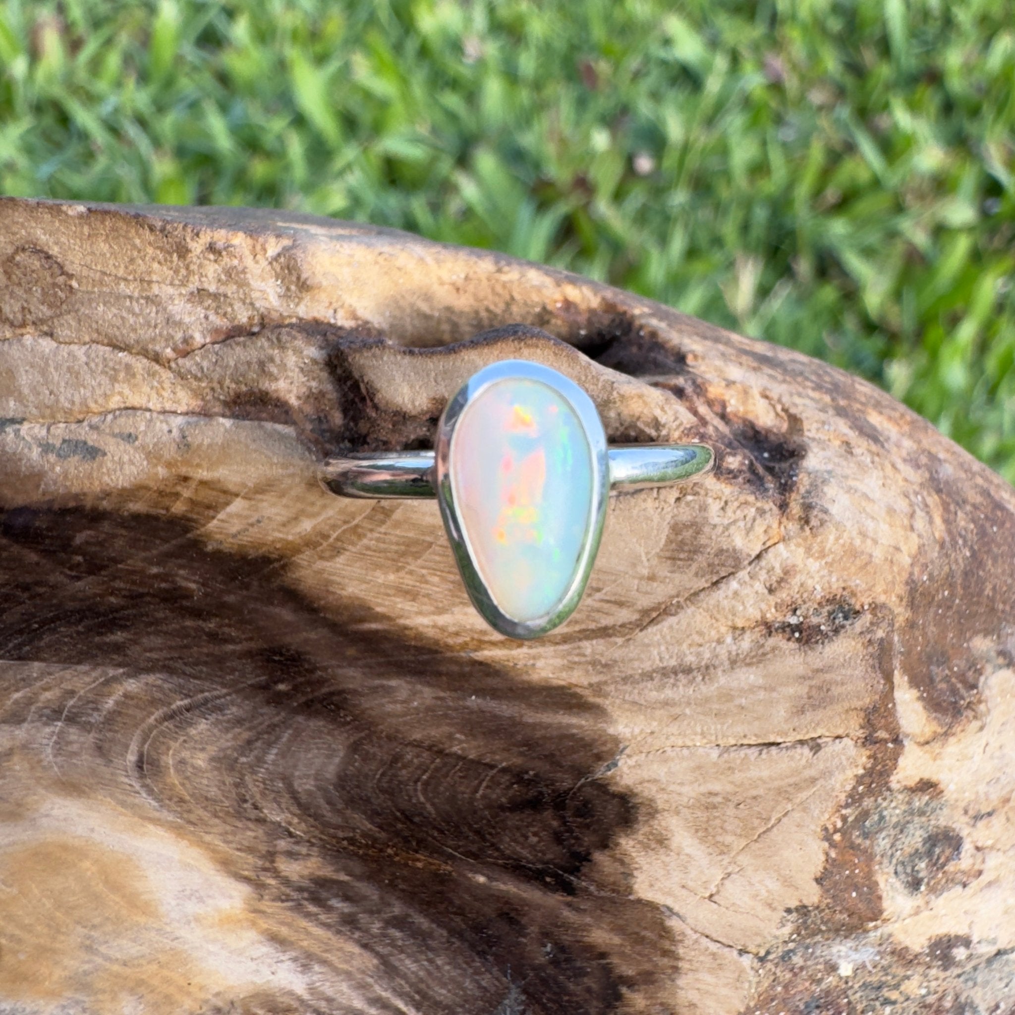 Cape Leveque Flame – 0.8ct Mintabie Opal Ring