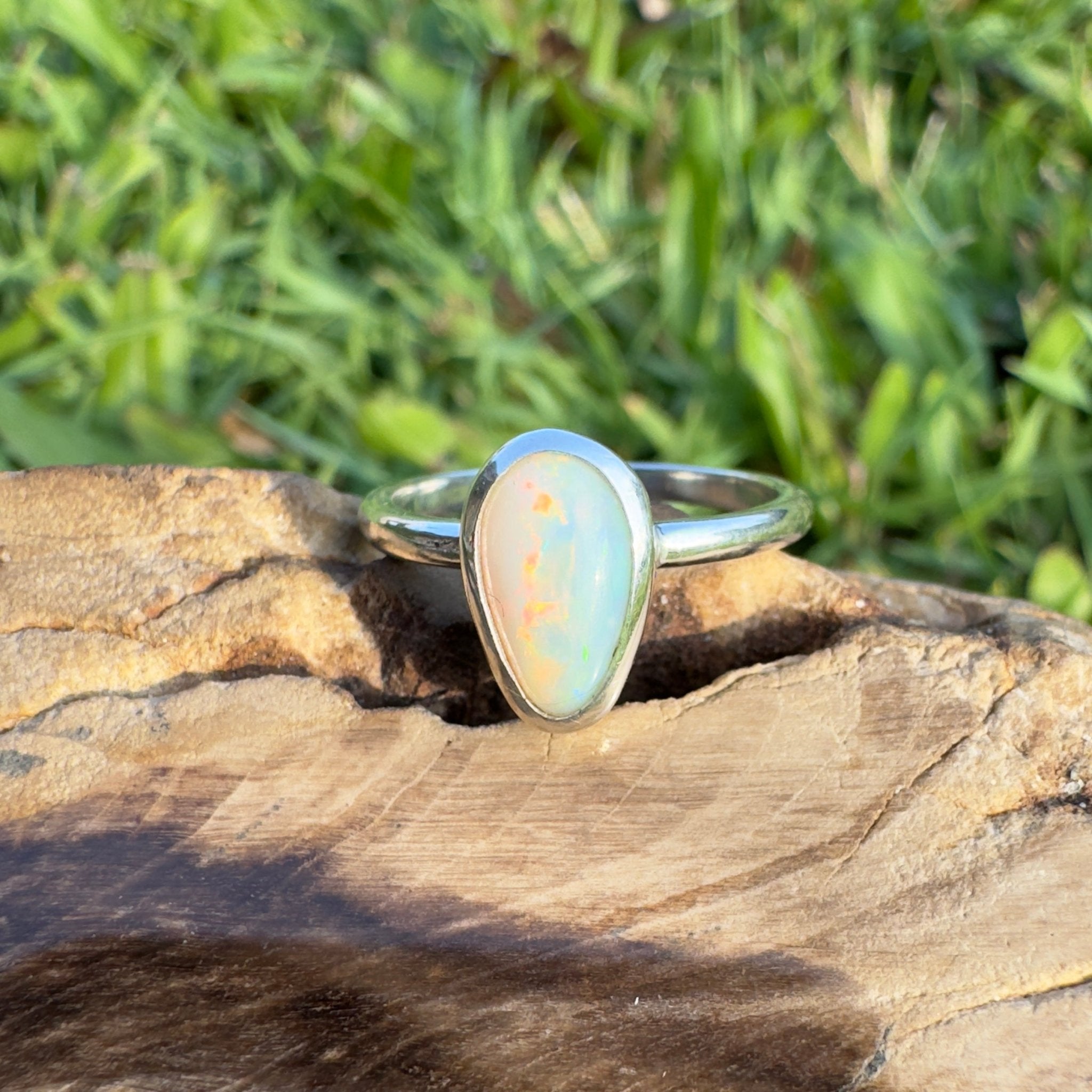 Cape Leveque Flame – 0.8ct Mintabie Opal Ring