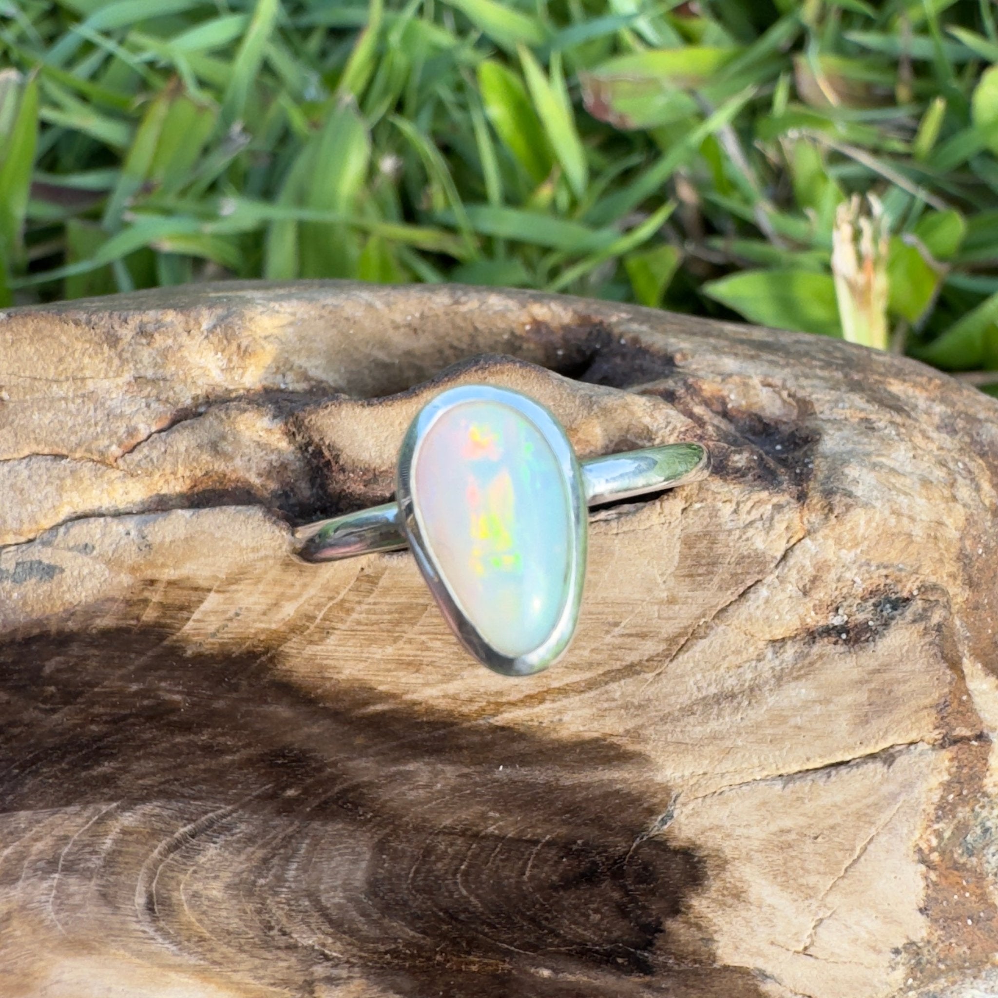 Cape Leveque Flame – 0.8ct Mintabie Opal Ring