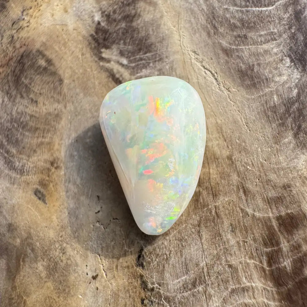 Iridescent white opal gemstone from Coober Pedy, 3.3 carats, hand-cut solid product