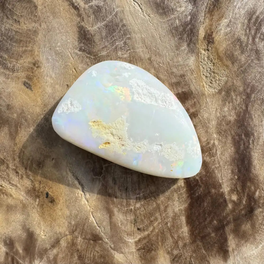 Iridescent white opal cabochon from Coober Pedy, 8.4 carats, hand-cut solid gemstone