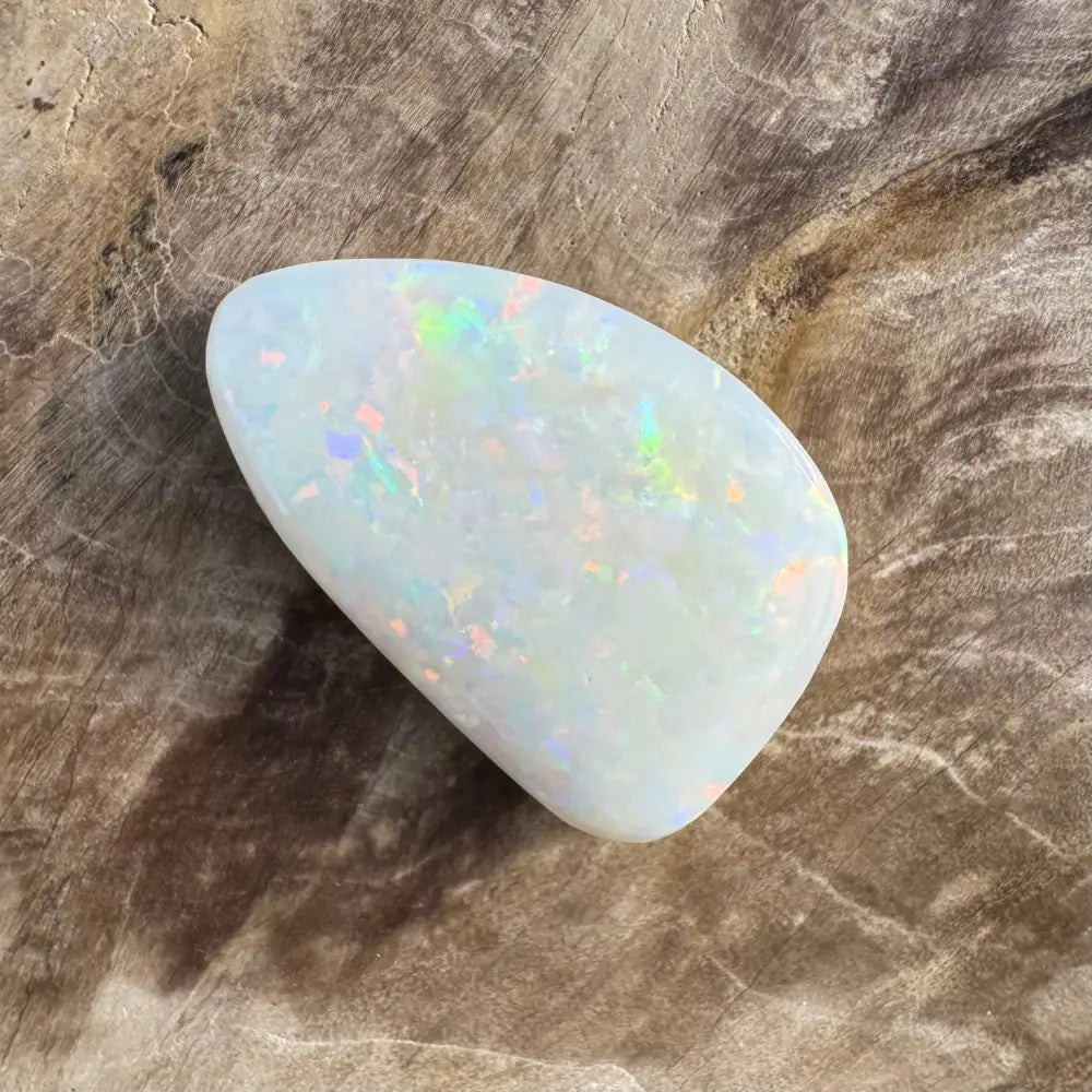 Iridescent white opal gemstone from Coober Pedy, 8.4 carats, hand-cut and solid