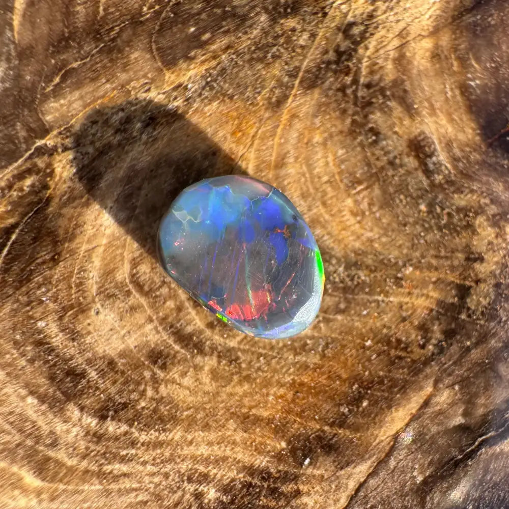 Iridescent opal gemstone in Hand-Cut Solid Lightning Ridge Black Opal 0.9 carat