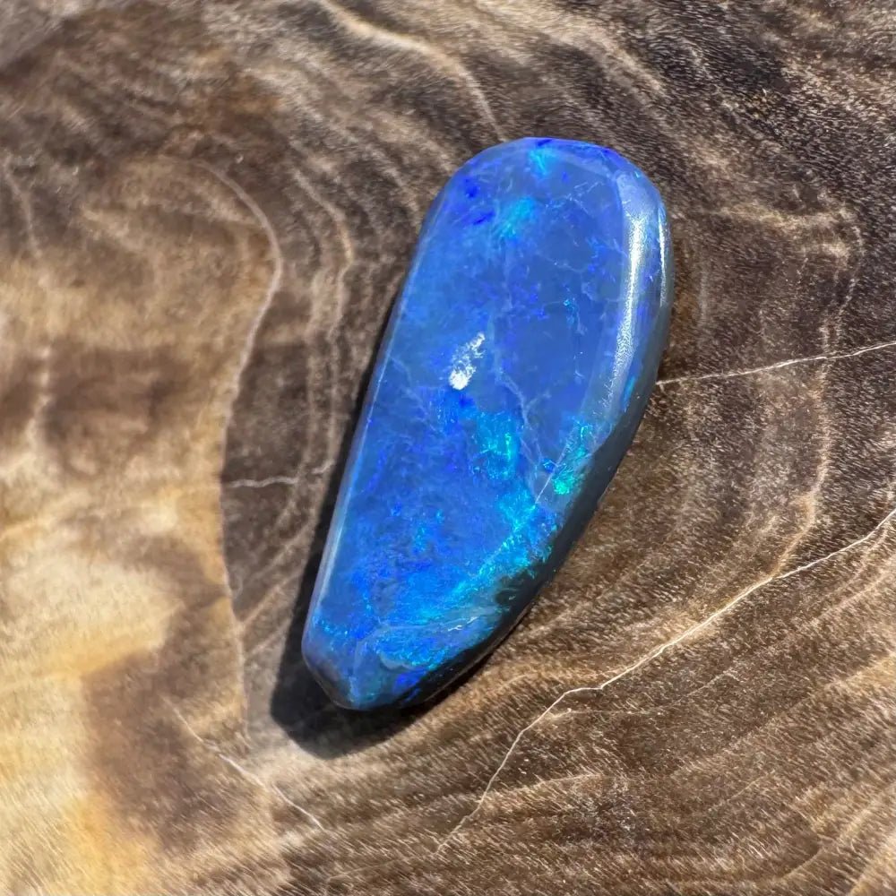 Hand - Cut Solid Lightning Ridge Black Opal 2.0carat