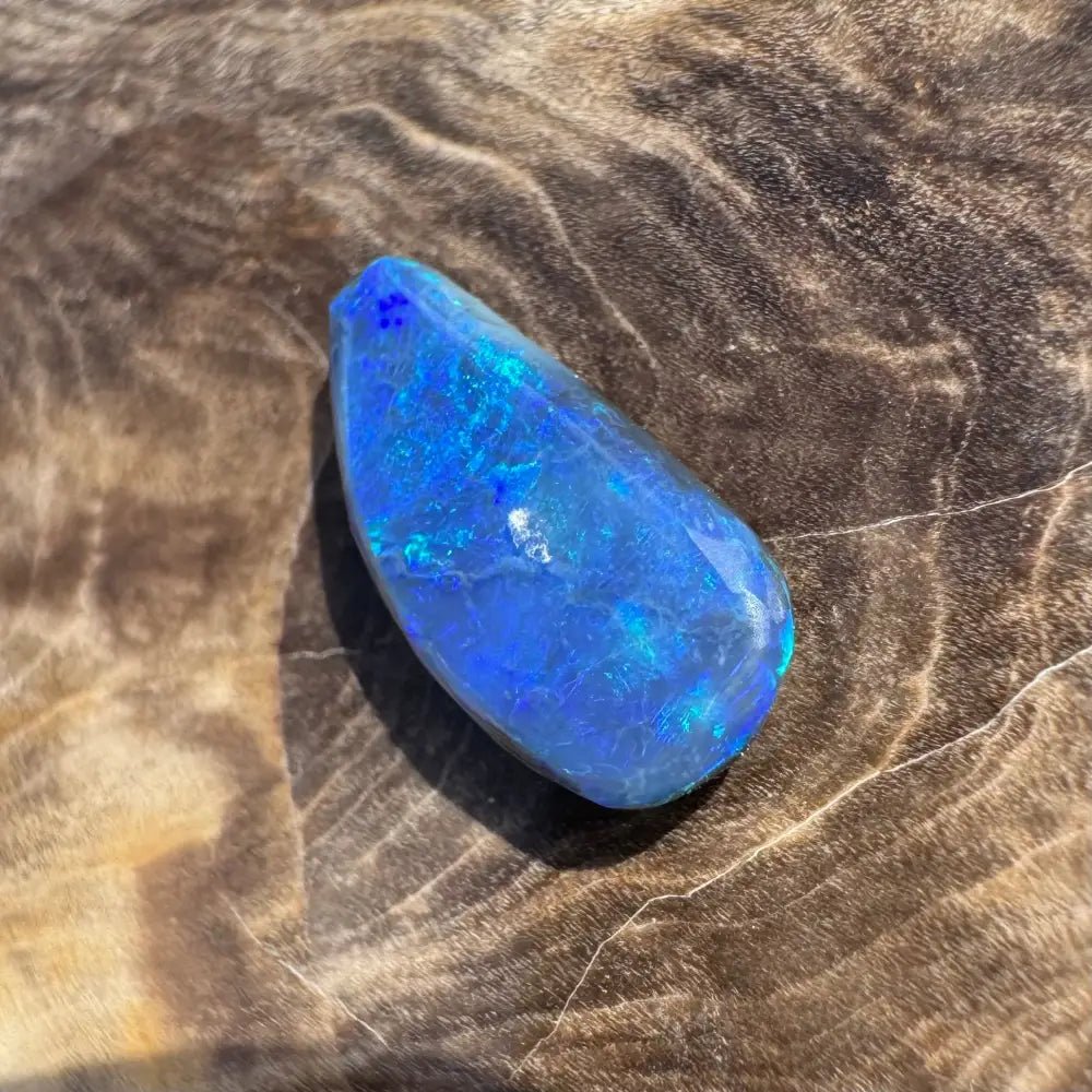 Hand - Cut Solid Lightning Ridge Black Opal 2.0carat