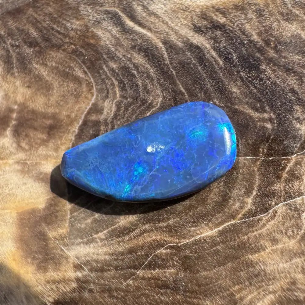 Hand - Cut Solid Lightning Ridge Black Opal 2.0carat