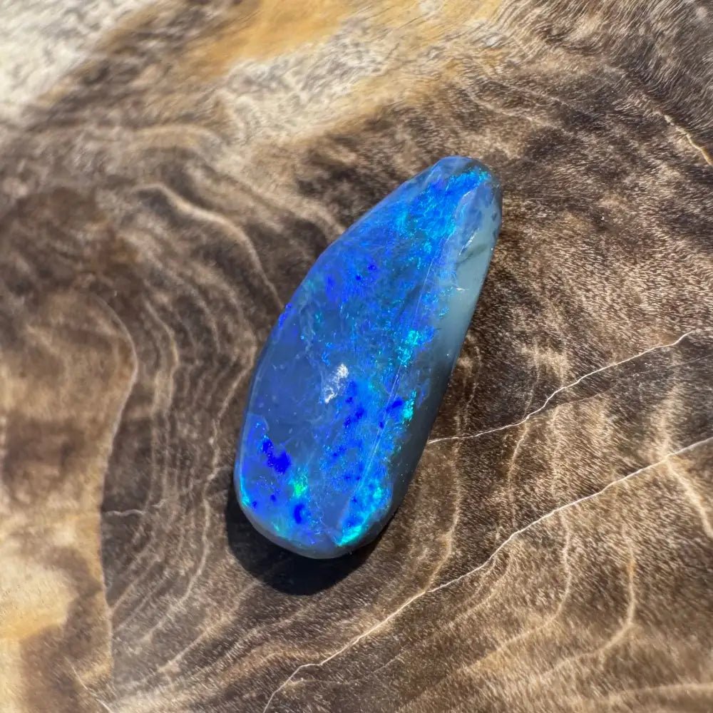 Hand - Cut Solid Lightning Ridge Black Opal 2.0carat