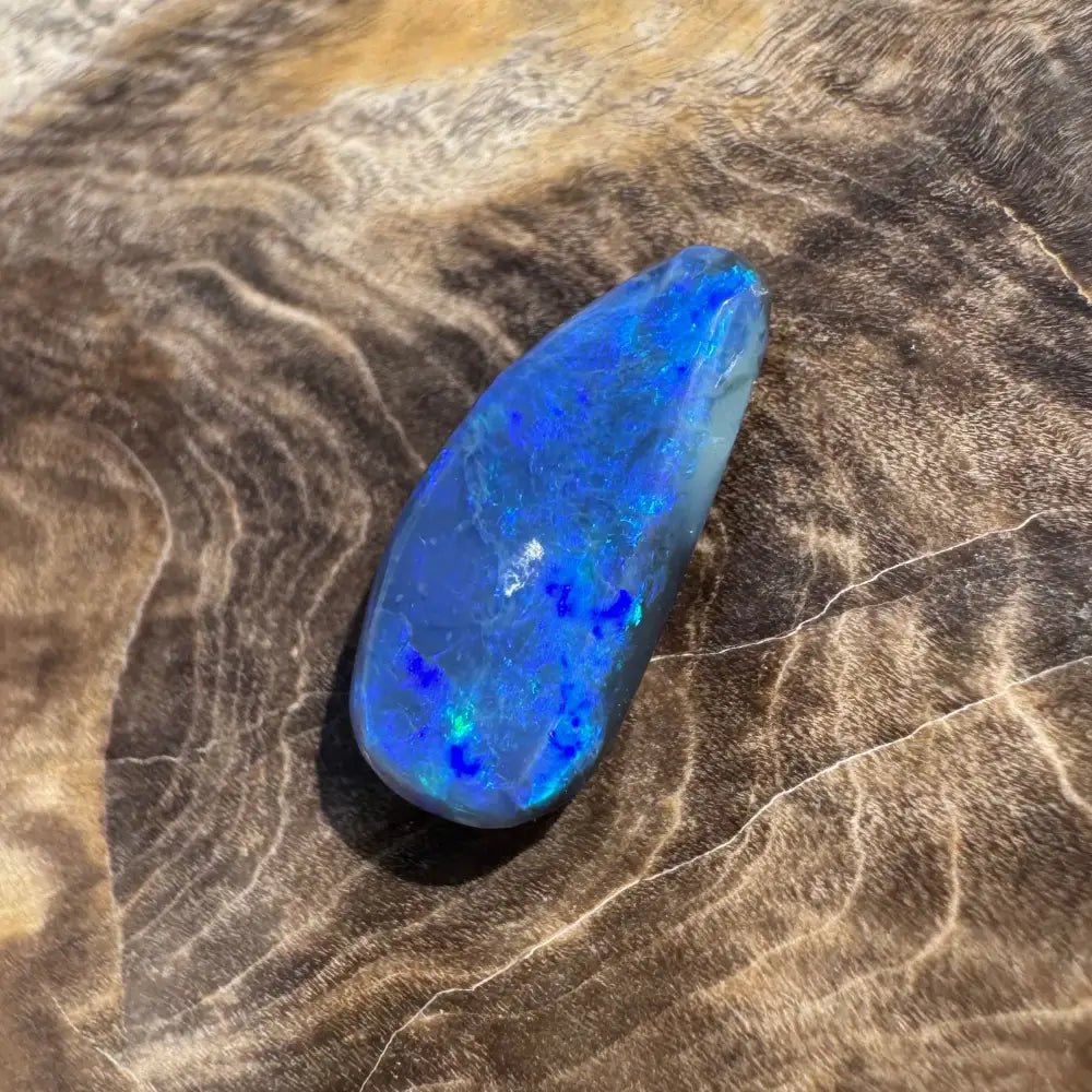 Hand - Cut Solid Lightning Ridge Black Opal 2.0carat