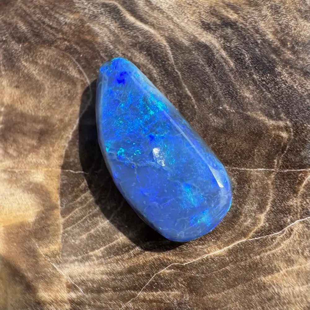 Hand - Cut Solid Lightning Ridge Black Opal 2.0carat