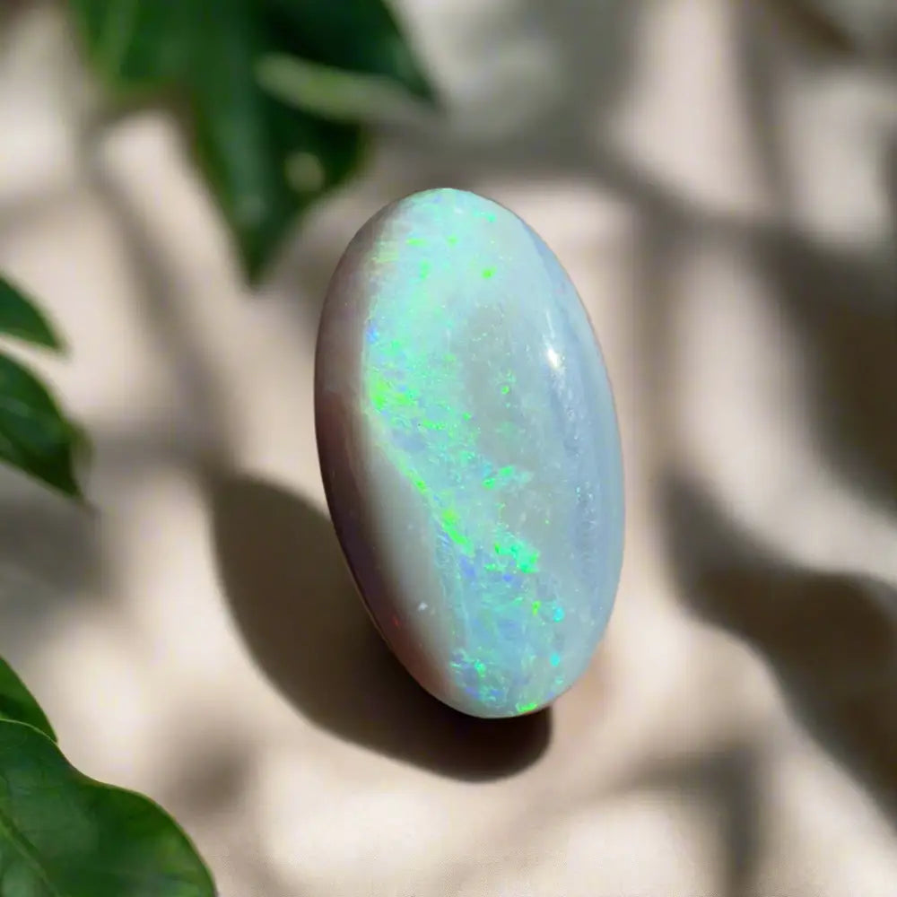 Iridescent oval Opal gemstone from Lightning Ridge, 11.6 carats, hand-cut and solid