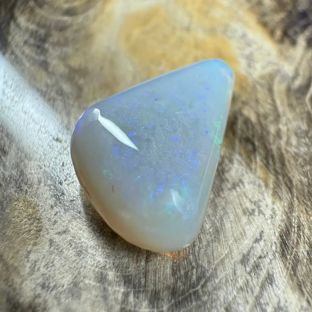 Iridescent Opal Gemstone from Lightning Ridge in a hand-cut 4.1 Carat Solid Display