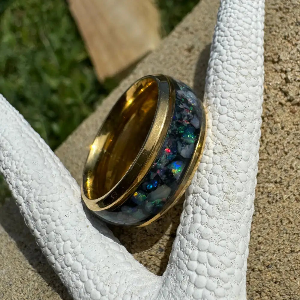 Gold ring with Australian Opal inlay in a handcrafted design, size N (7)