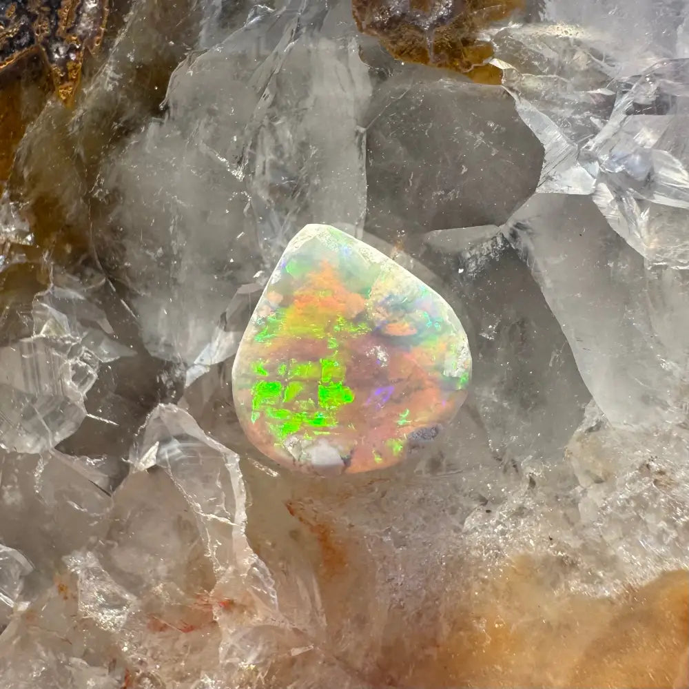 Iridescent opal gemstone from Lightning Ridge, 1.6 carats, solid hand-cut jewelry piece