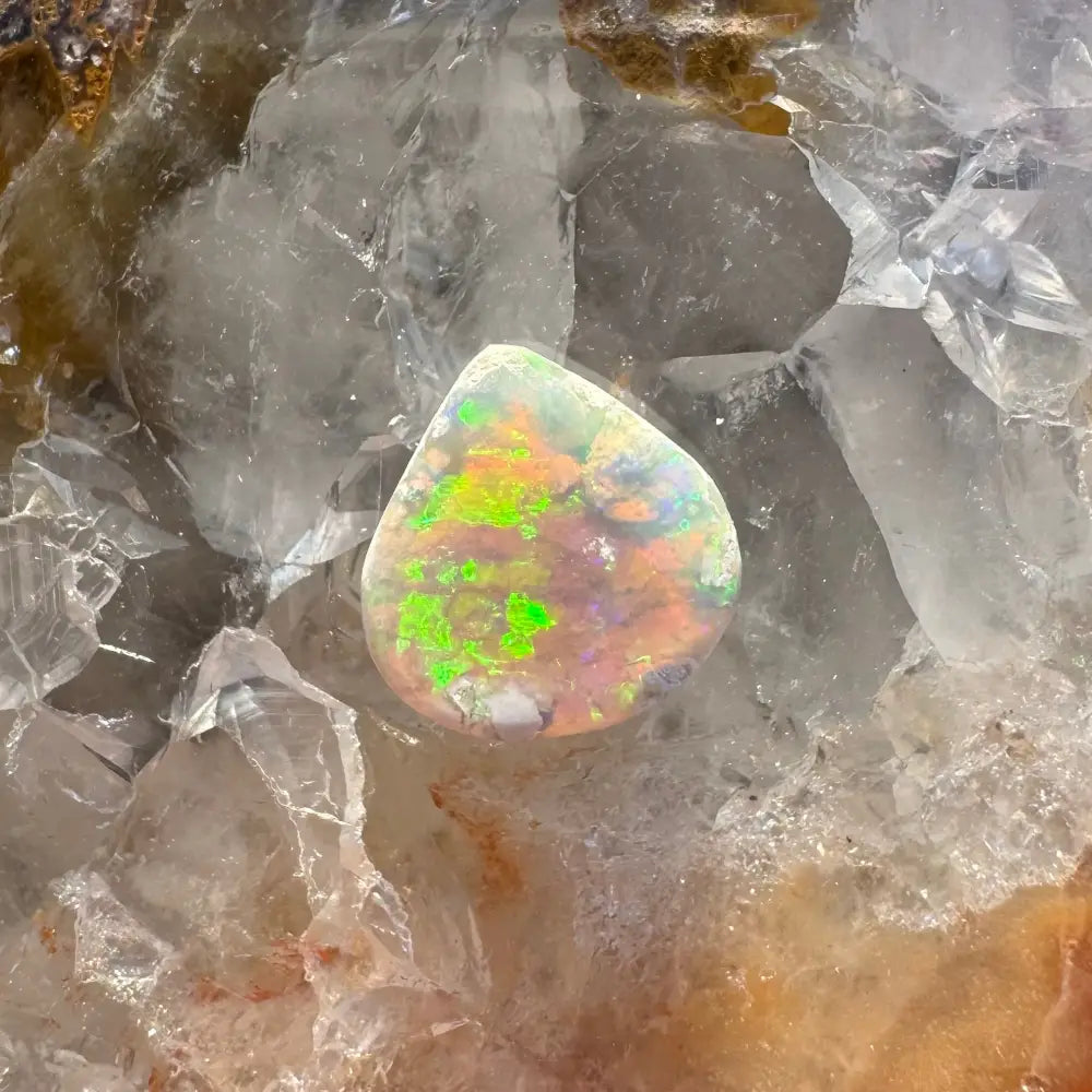 Iridescent opal gemstone from Lightning Ridge, 1.6 carats, solid hand-cut jewelry piece