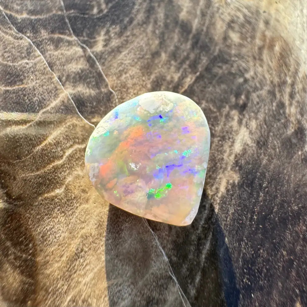 Iridescent opal gemstone from Lightning Ridge, 1.6 carats, solid hand-cut gemstone
