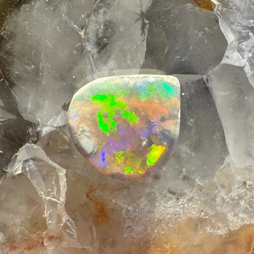 Iridescent opal gemstone from Lightning Ridge, 1.6 carats, solid hand-cut craftsmanship