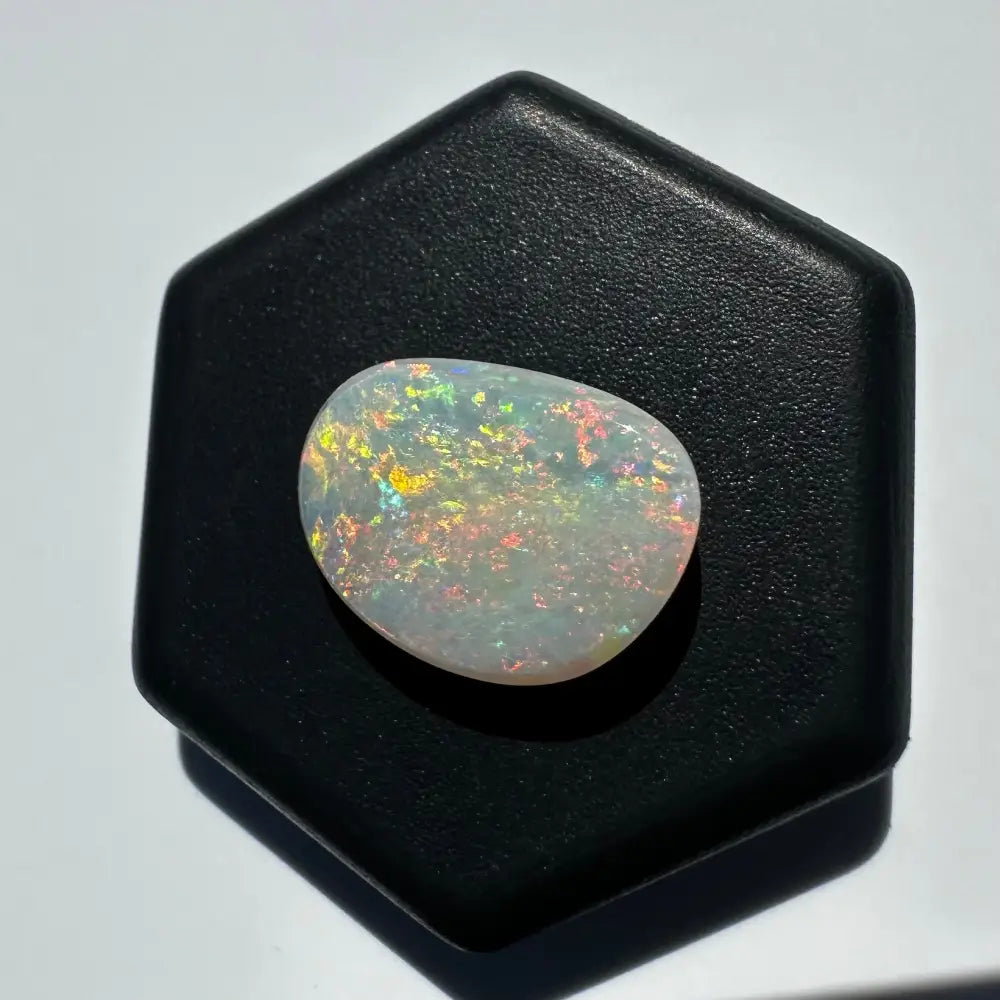 Iridescent opal gemstone from Lightning Ridge, 2.4 carats, solid hand-cut jewelry piece