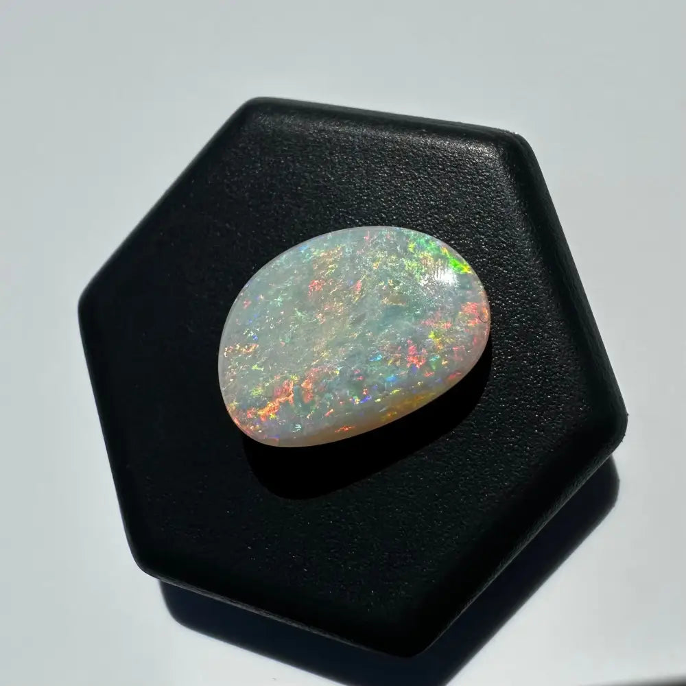Iridescent opal gemstone from Lightning Ridge, 2.4 carats, solid hand-cut finish