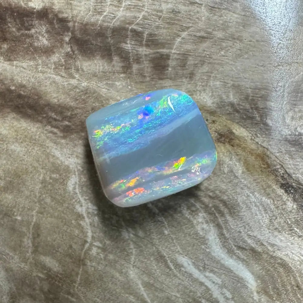 Iridescent opal gemstone from Lightning Ridge, 3.5 carats, hand-cut solid black opal