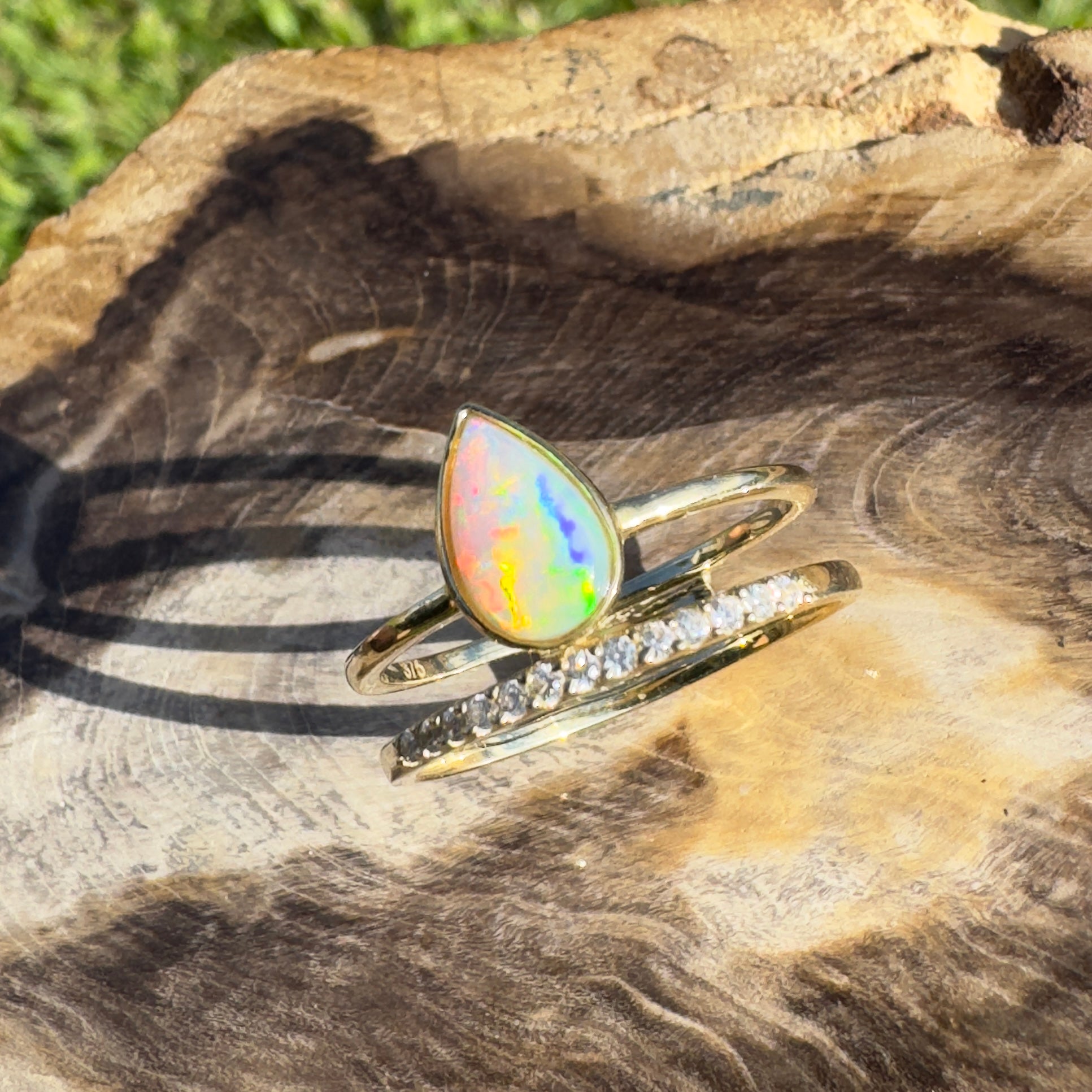 Uluru Flame ~ 0.8ct Solid Coober Pedy Crystal Opal 9ct Yellow Gold Ring