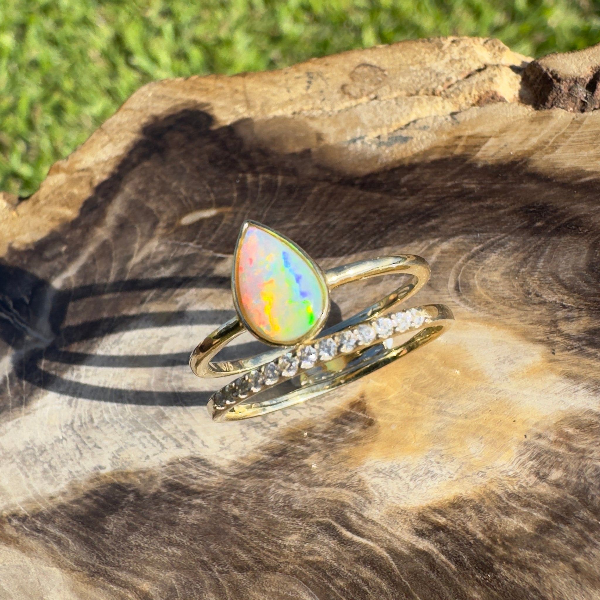 Uluru Flame ~ 0.8ct Solid Coober Pedy Crystal Opal 9ct Yellow Gold Ring