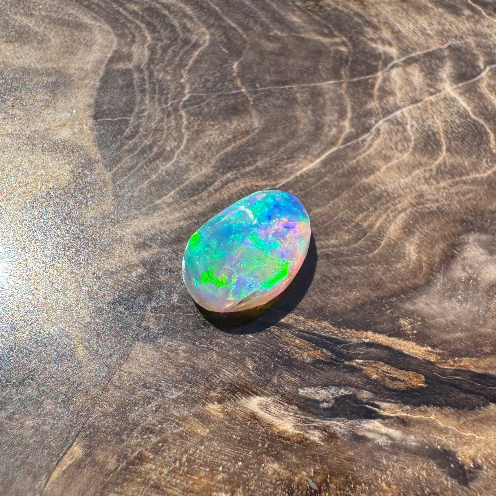 0.9ct Hand - cut Solid Lightning Ridge Opal