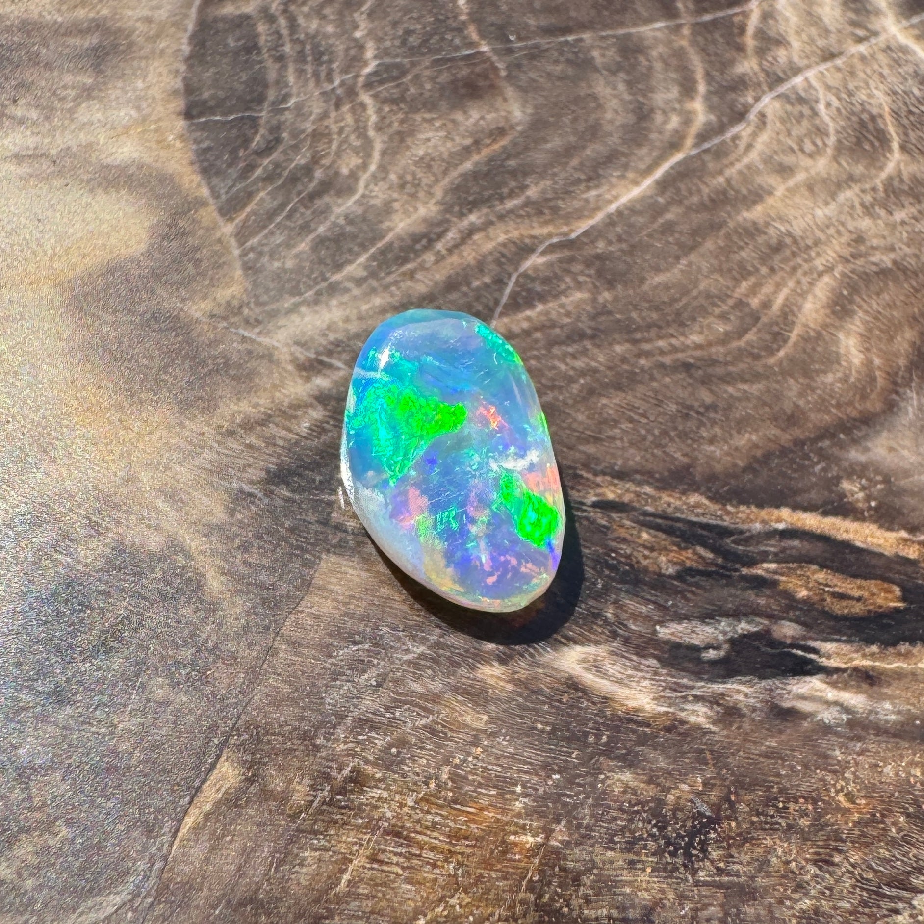 0.9ct Hand - cut Solid Lightning Ridge Opal