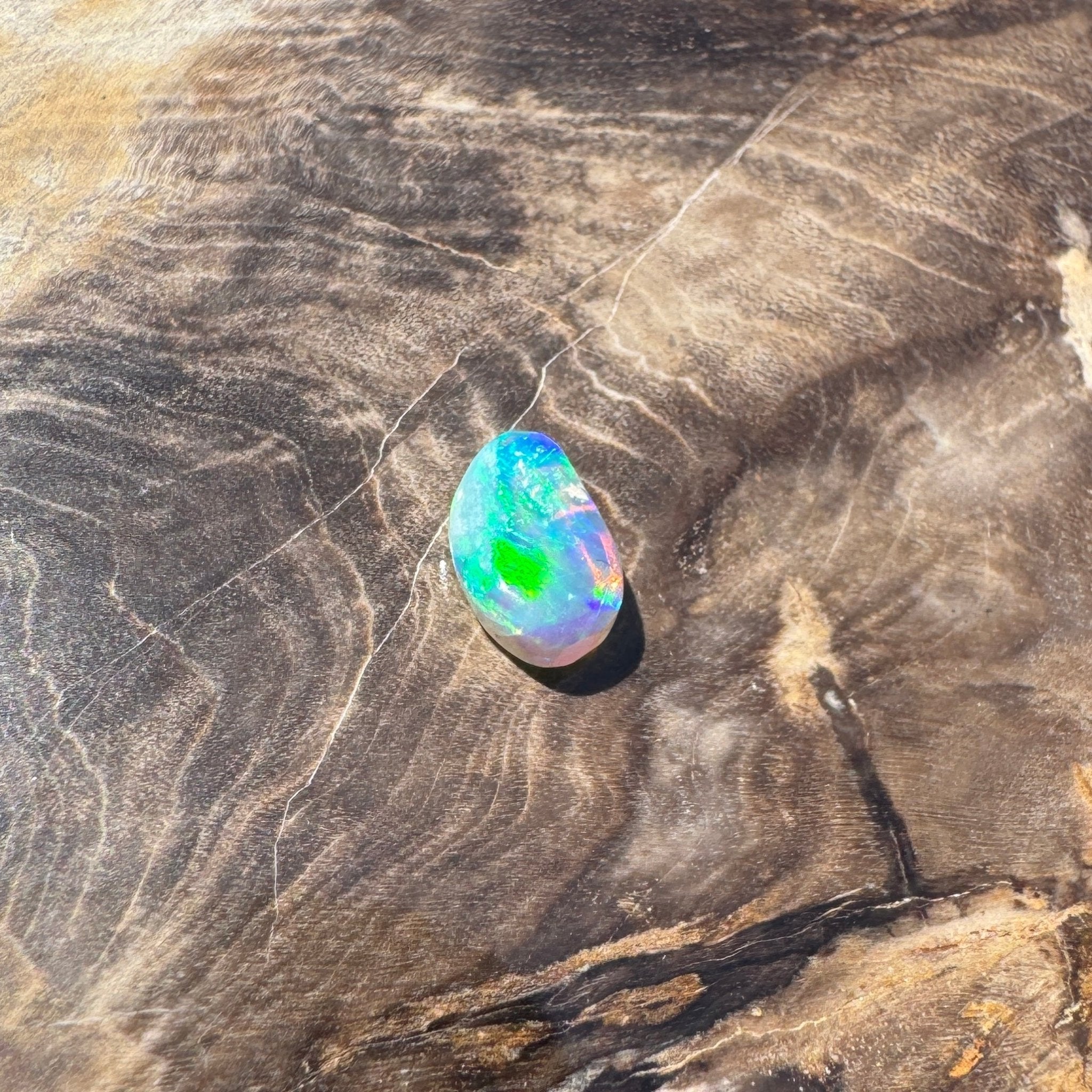 0.9ct Hand - cut Solid Lightning Ridge Opal