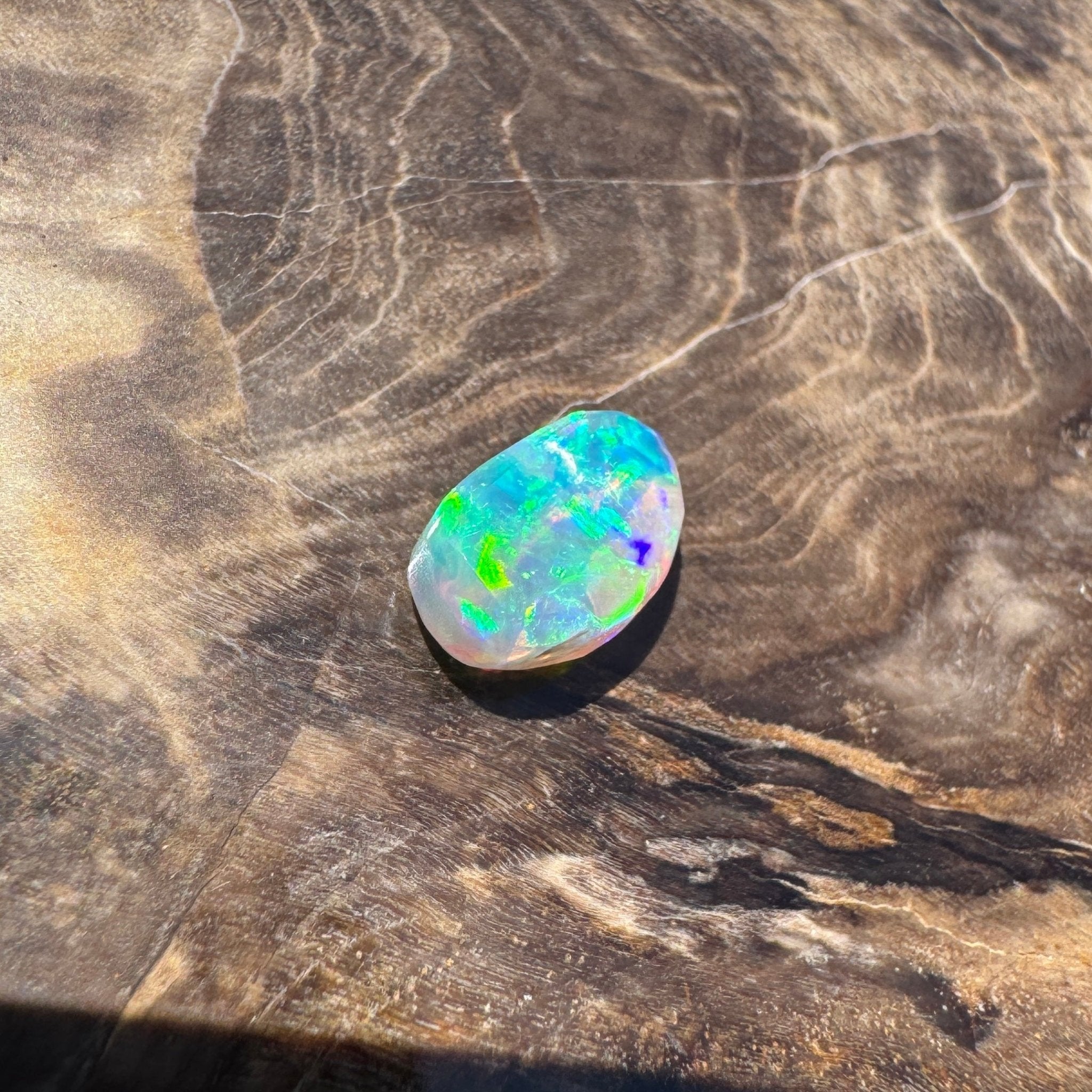 0.9ct Hand - cut Solid Lightning Ridge Opal
