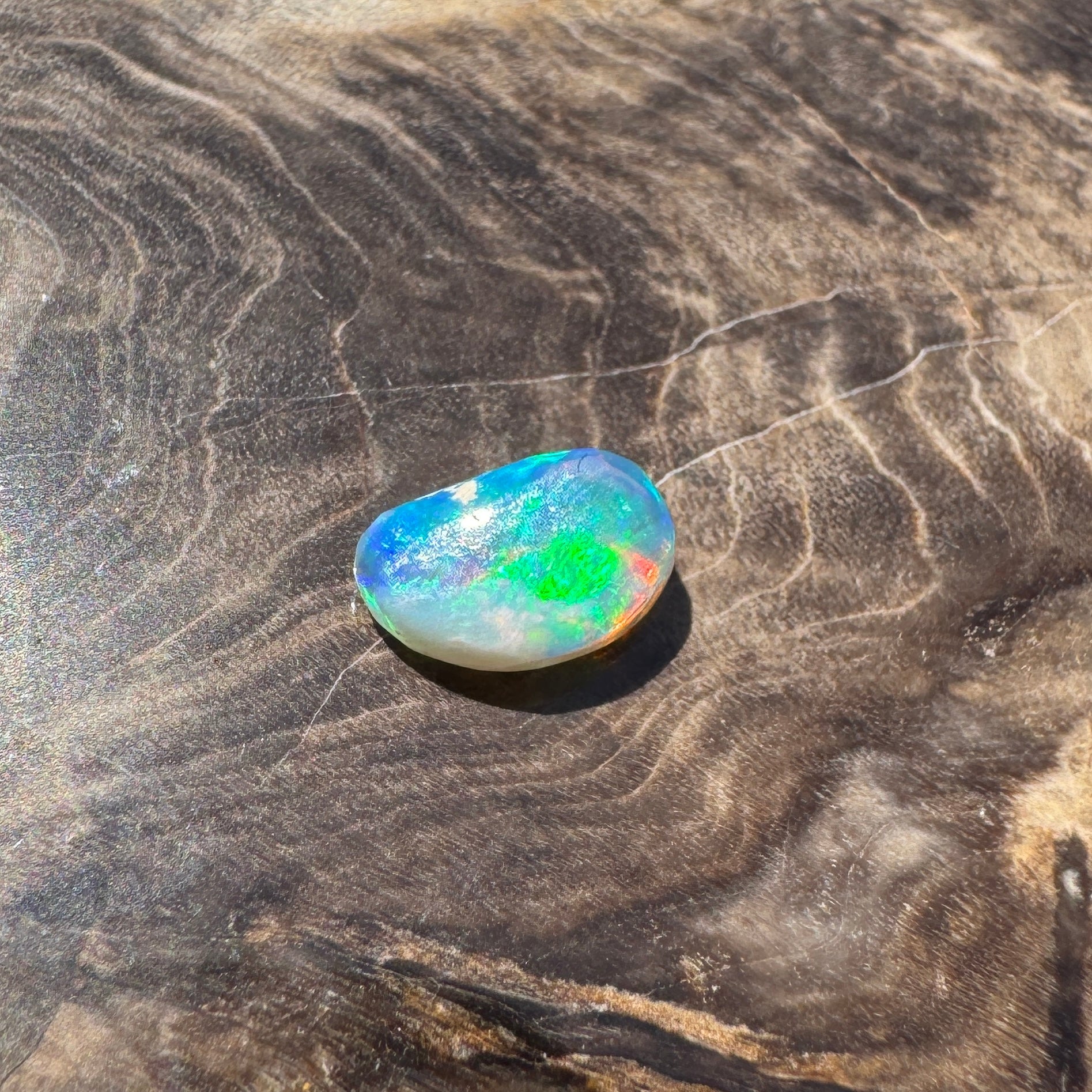 0.9ct Hand - cut Solid Lightning Ridge Opal