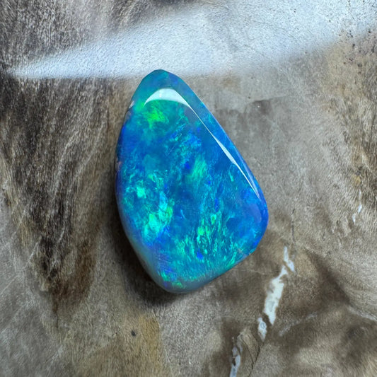 Iridescent blue-green opal gemstone from 1.8 carats Hand-Cut Solid Lightning Ridge semi black opal
