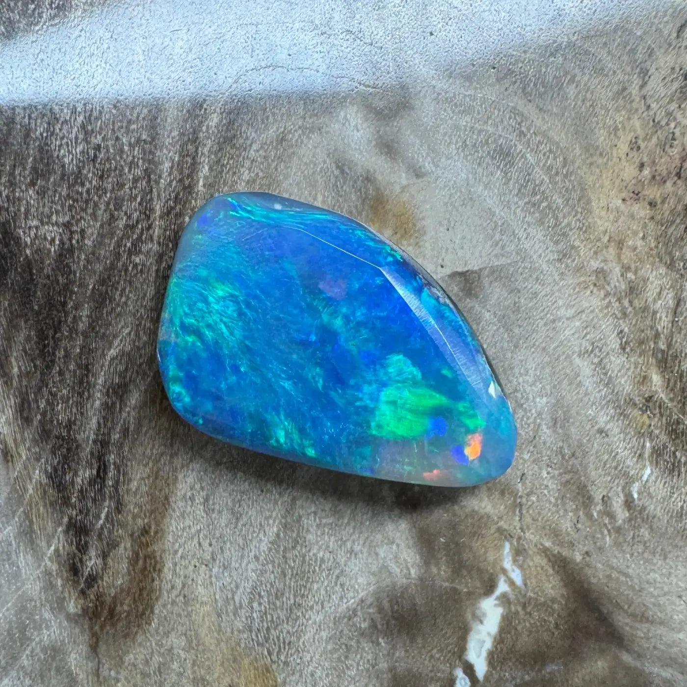 Iridescent blue opal gemstone from Lightning Ridge in the 1.8ct hand-cut solid semi black opal product