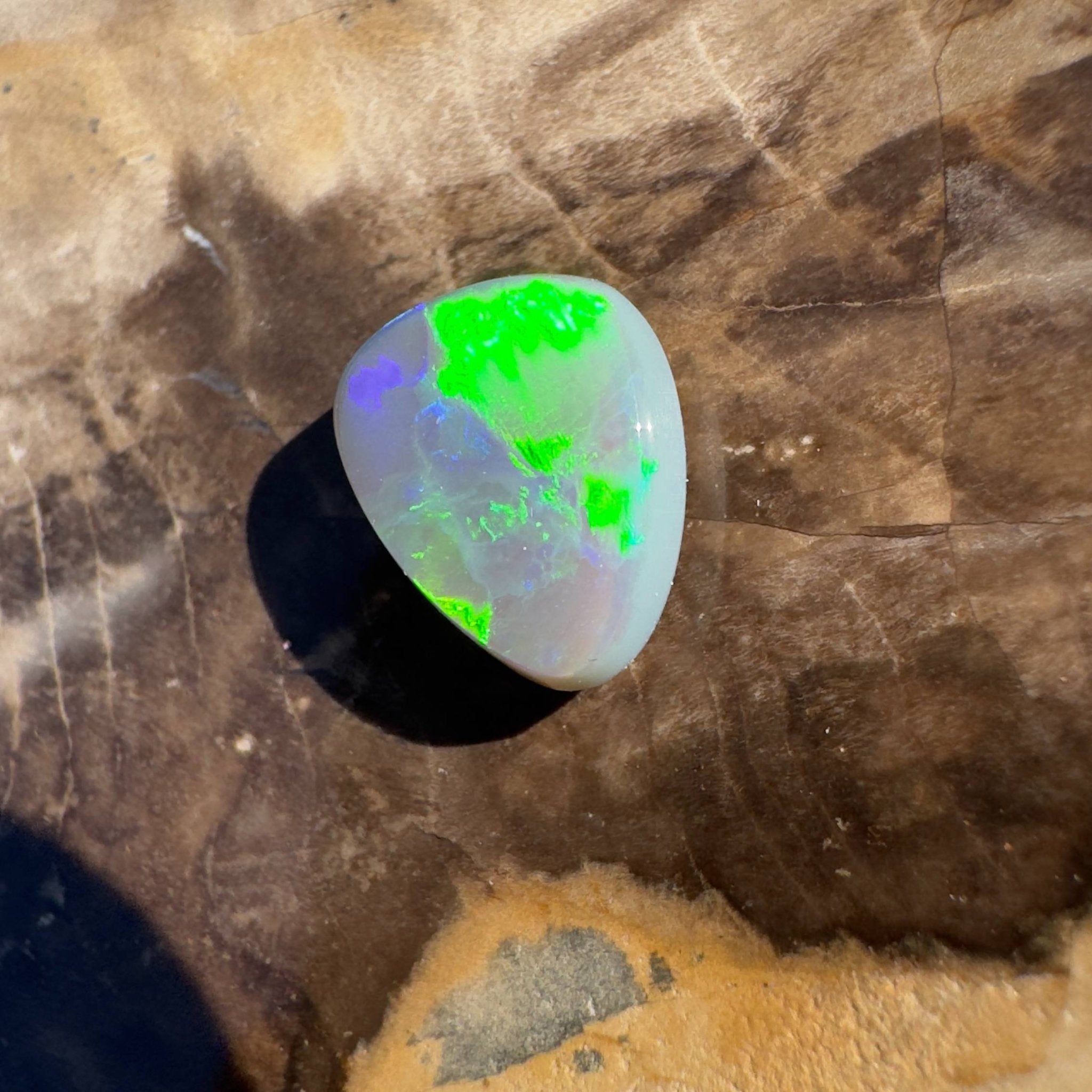 1.8ct Hand - cut Solid Lightning Ridge Semi Black Opal