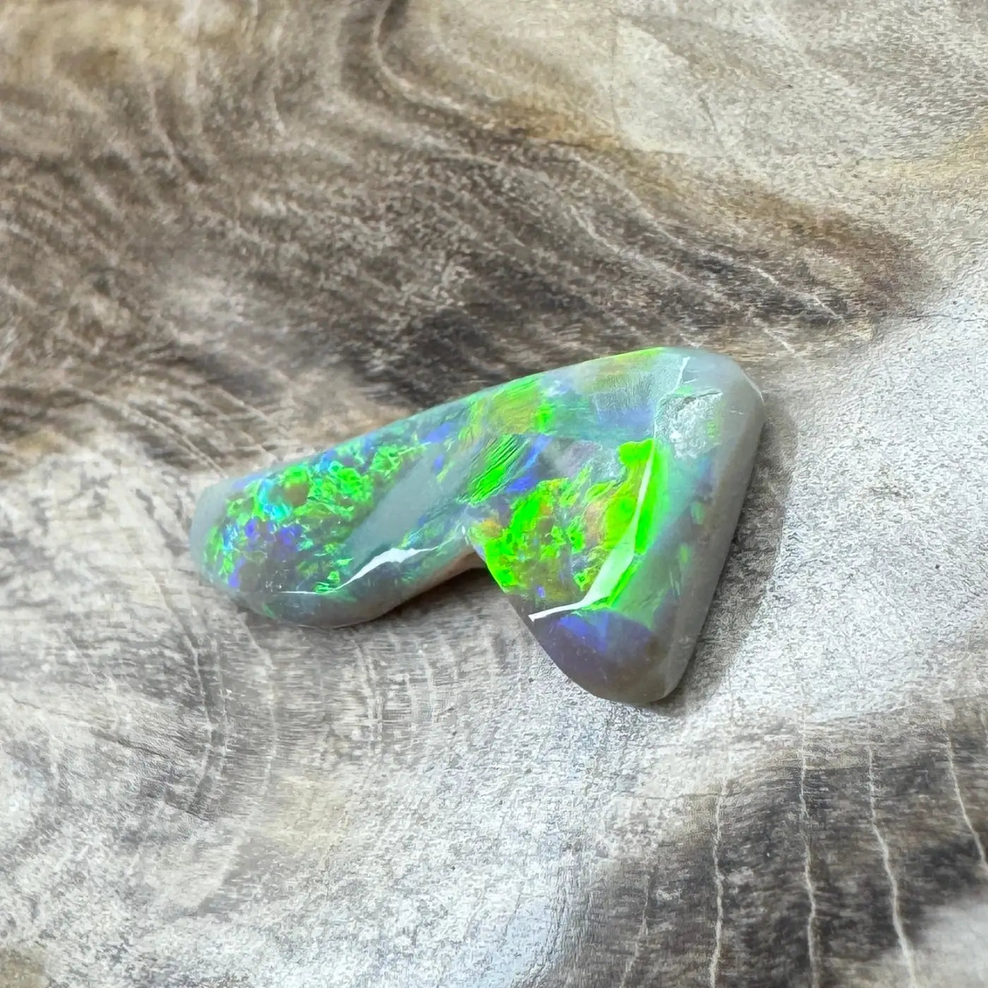 Iridescent opal gemstone from Lightning Ridge in a 2.5 carat hand-cut semi-black opal product