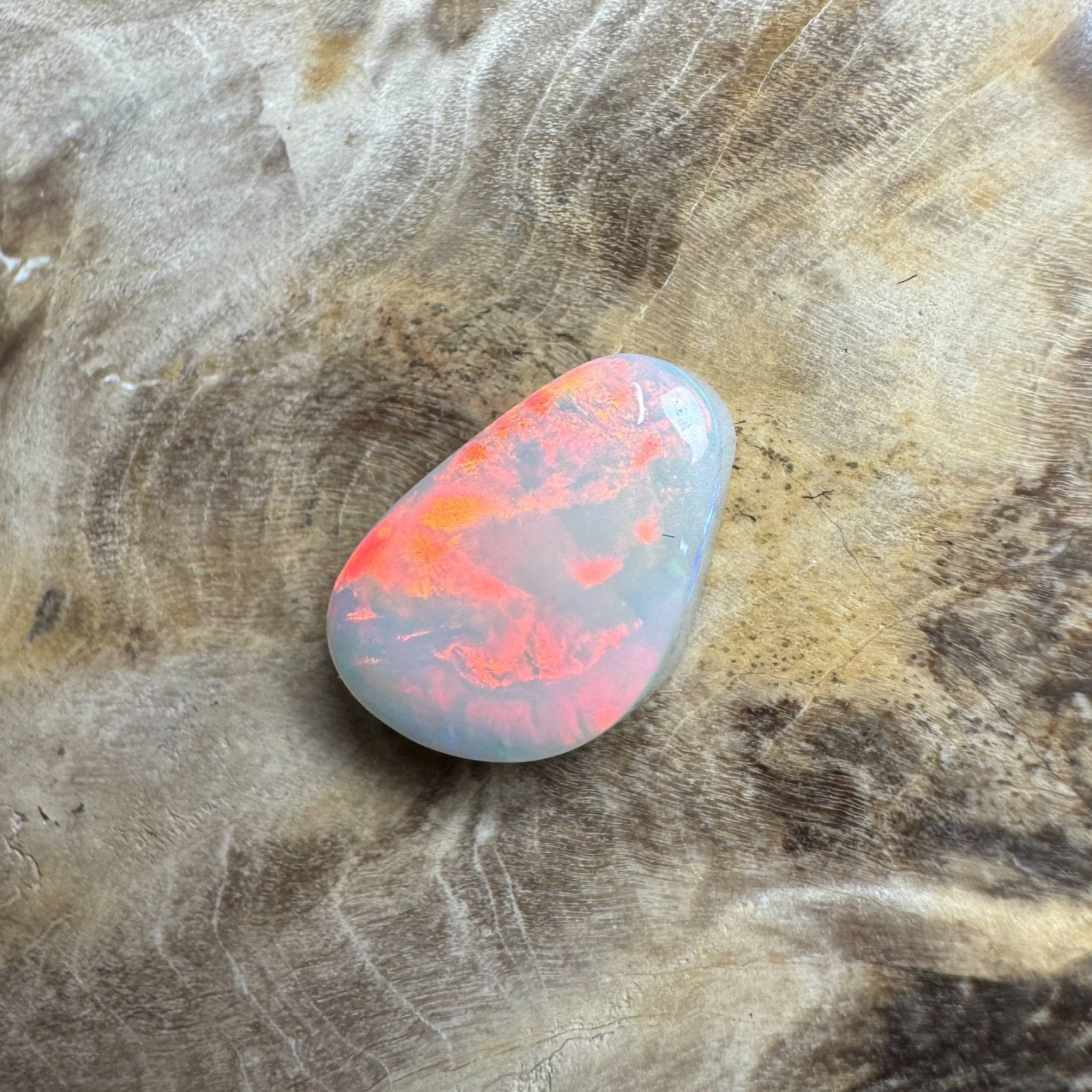 2.5ct Hand - cut Solid Lightning Ridge Opal