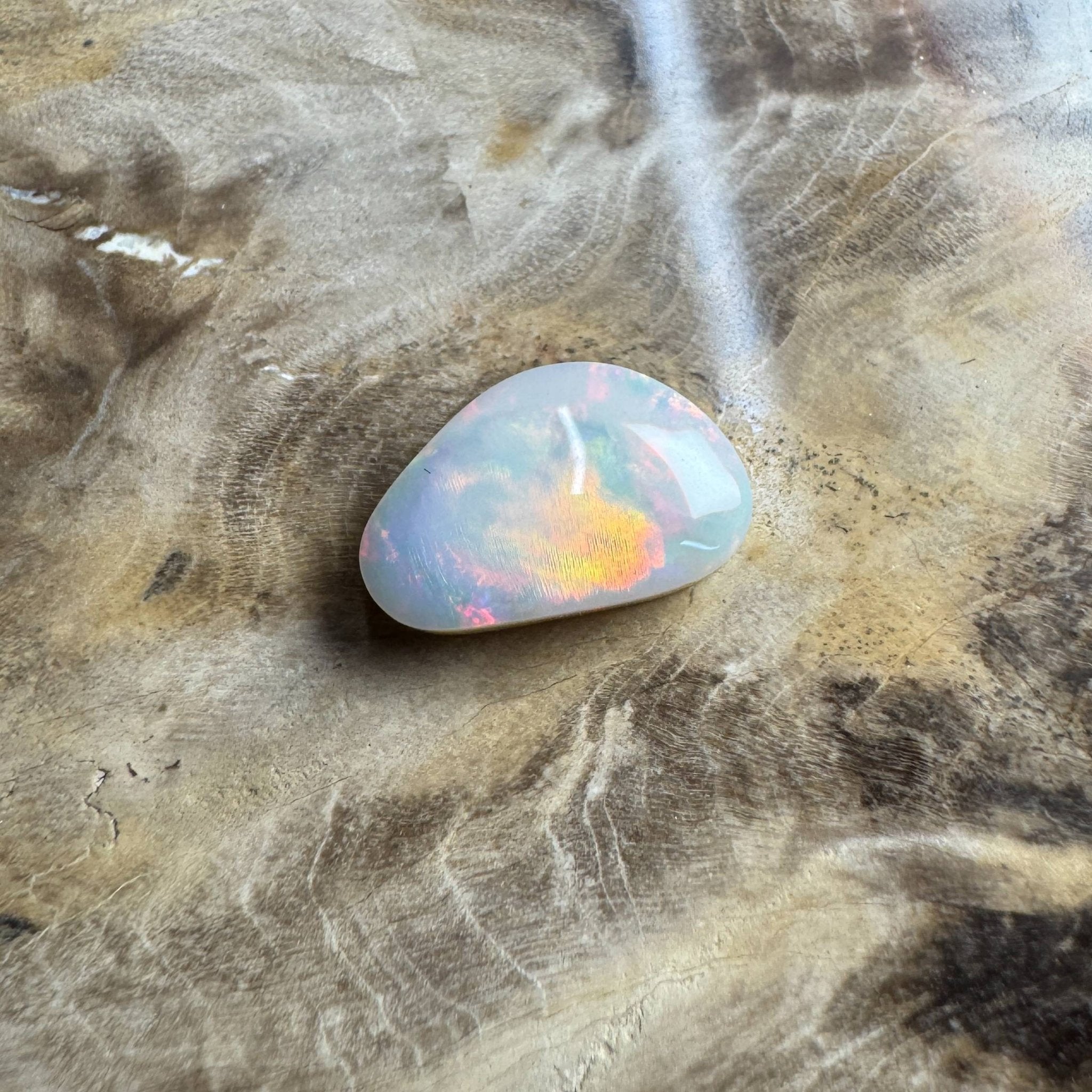 2.5ct Hand - cut Solid Lightning Ridge Opal