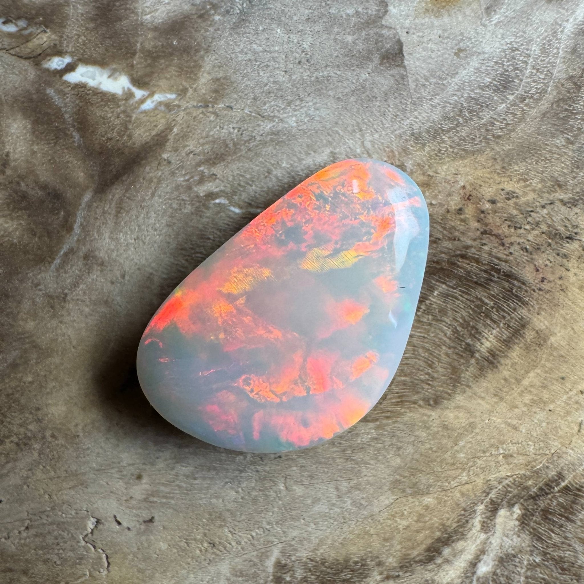 2.5ct Hand - cut Solid Lightning Ridge Opal