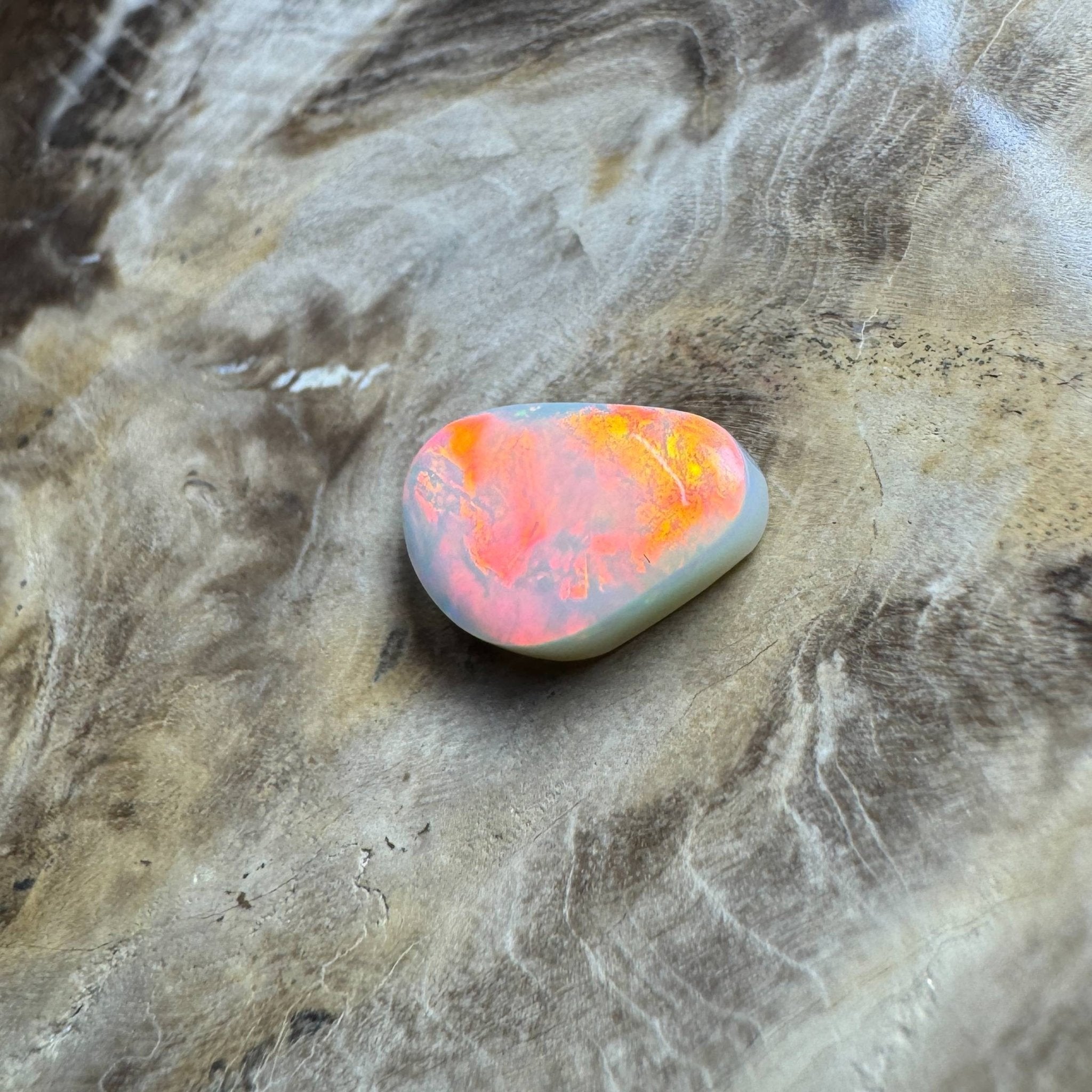 2.5ct Hand - cut Solid Lightning Ridge Opal