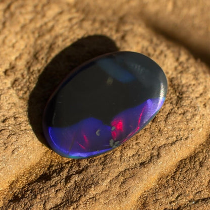2.6ct Hand - cut Solid Lightning Ridge Black Opal