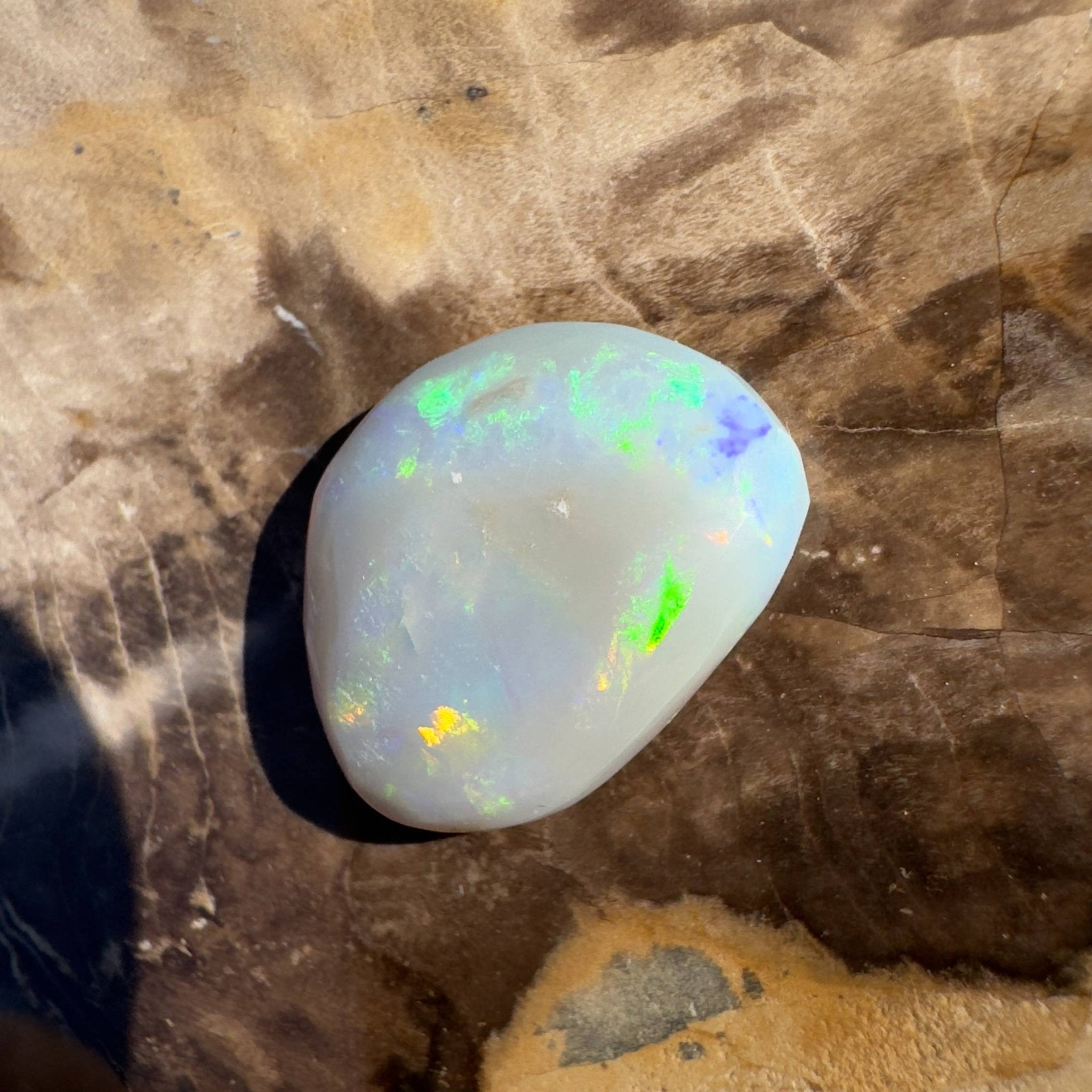 2.7ct Hand - cut Solid Lightning Ridge Opal