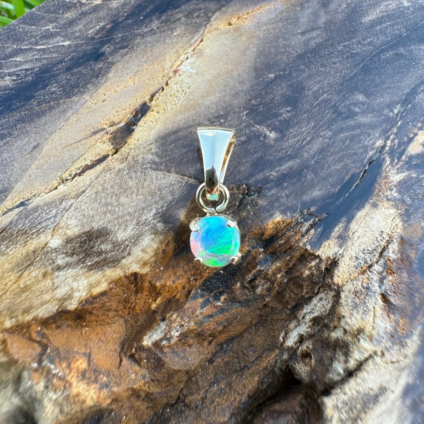 9ct Solid Gold 0.5ct Lightning Ridge Opal Pendant