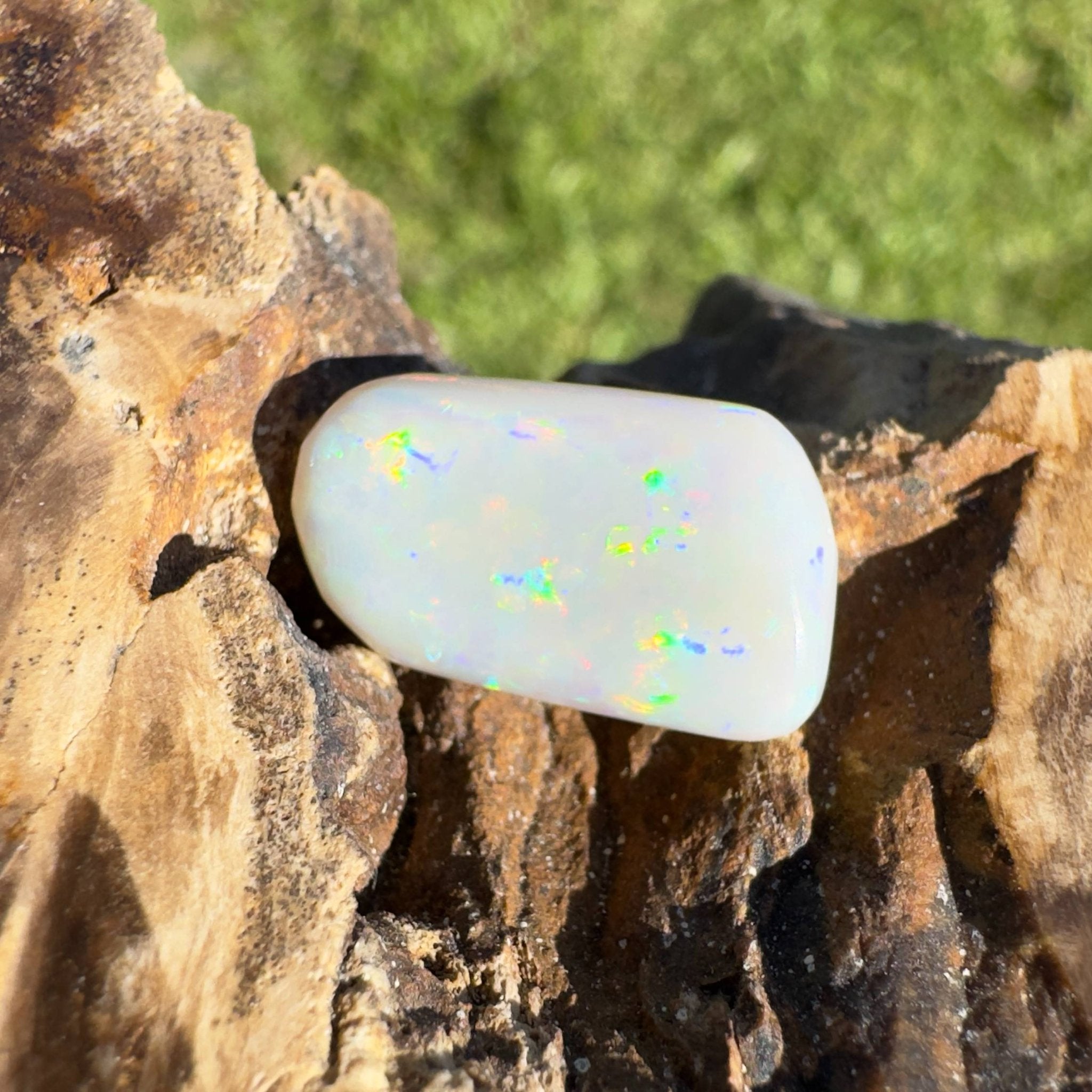 8.9CT Hand - cut Solid Coober Pedy Opal